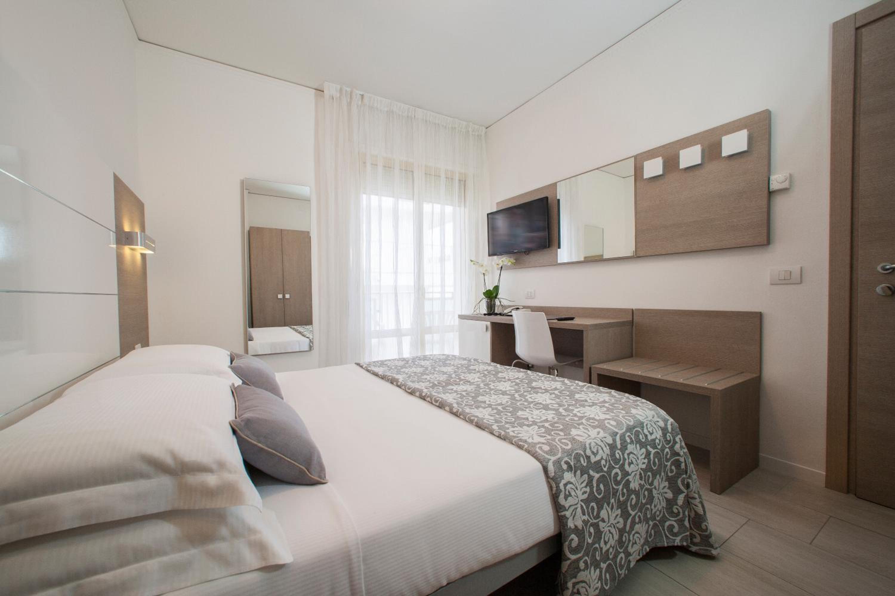 Double or Twin Room with Partial Sea View photo 3