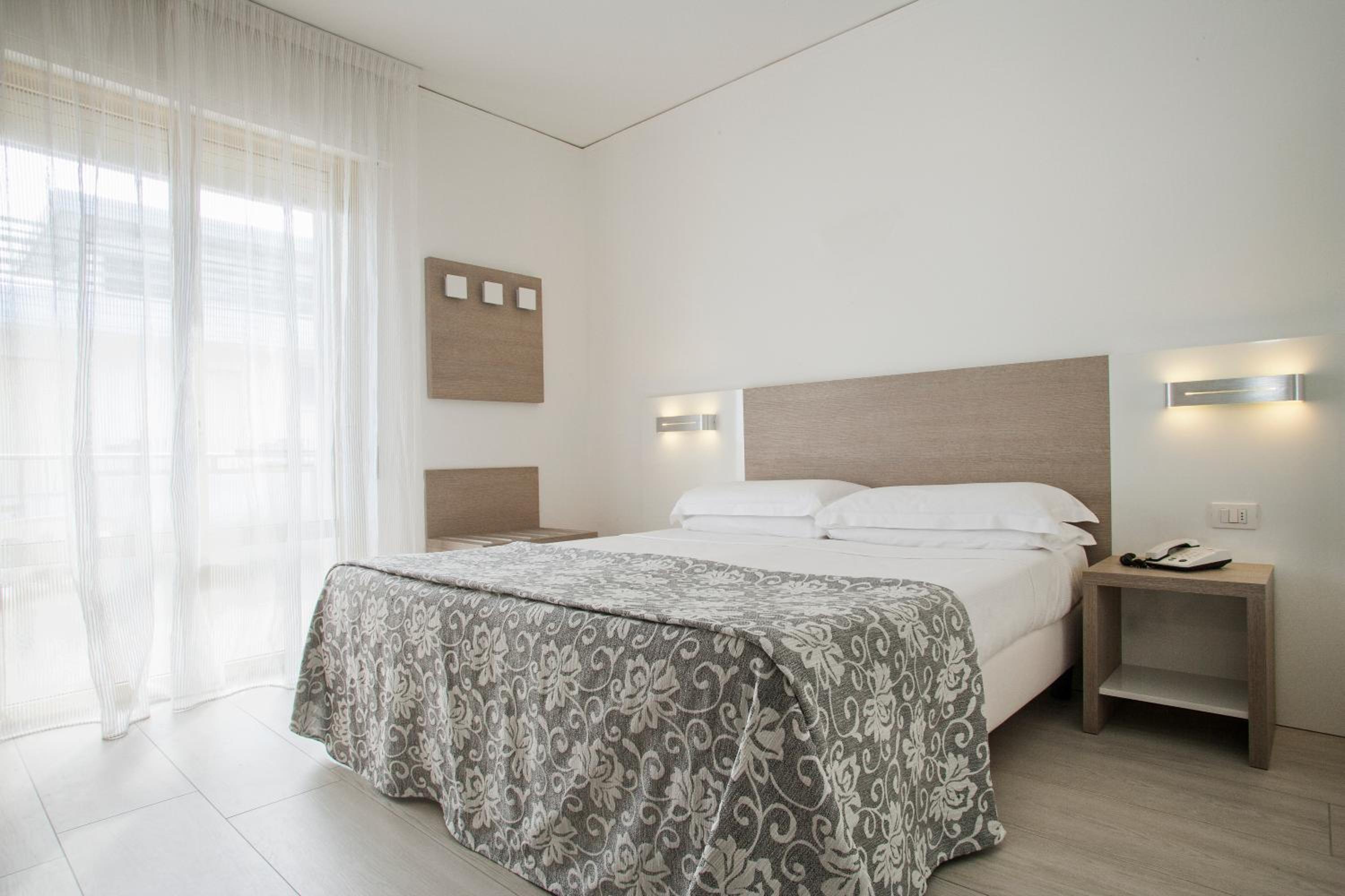 Double or Twin Room with Partial Sea View photo 2