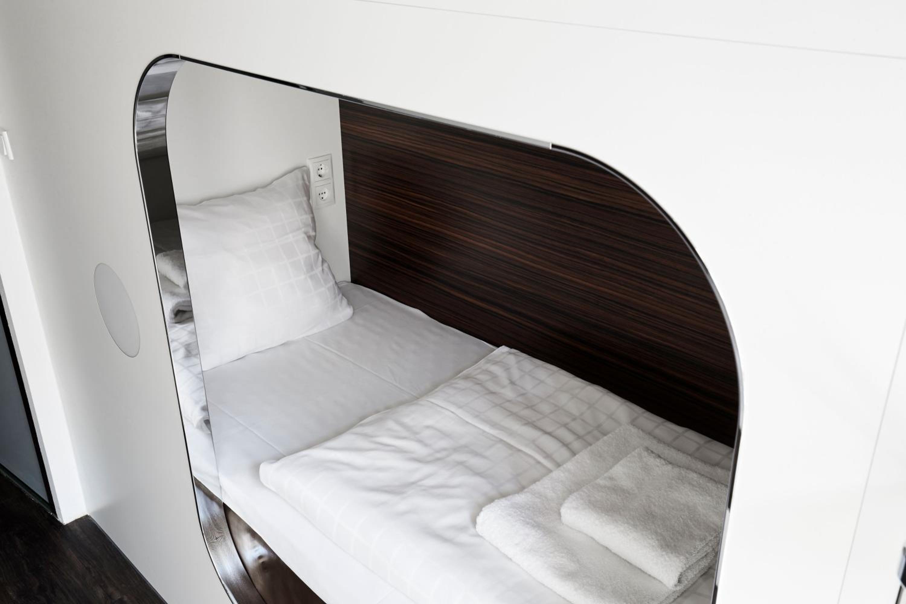 Bed in 6-Bed Female Dormitory Room photo 3