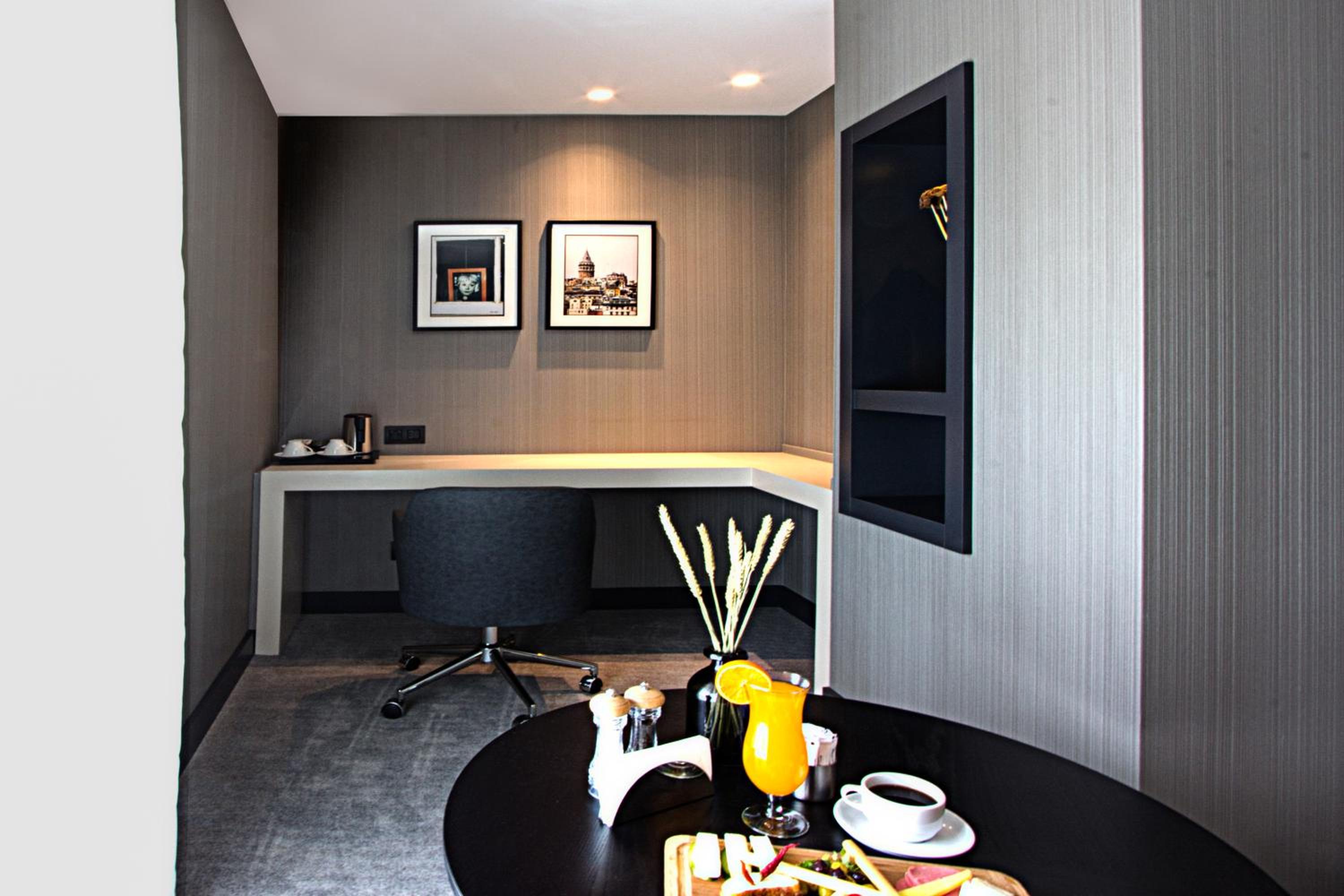 Corner Suite photo 3