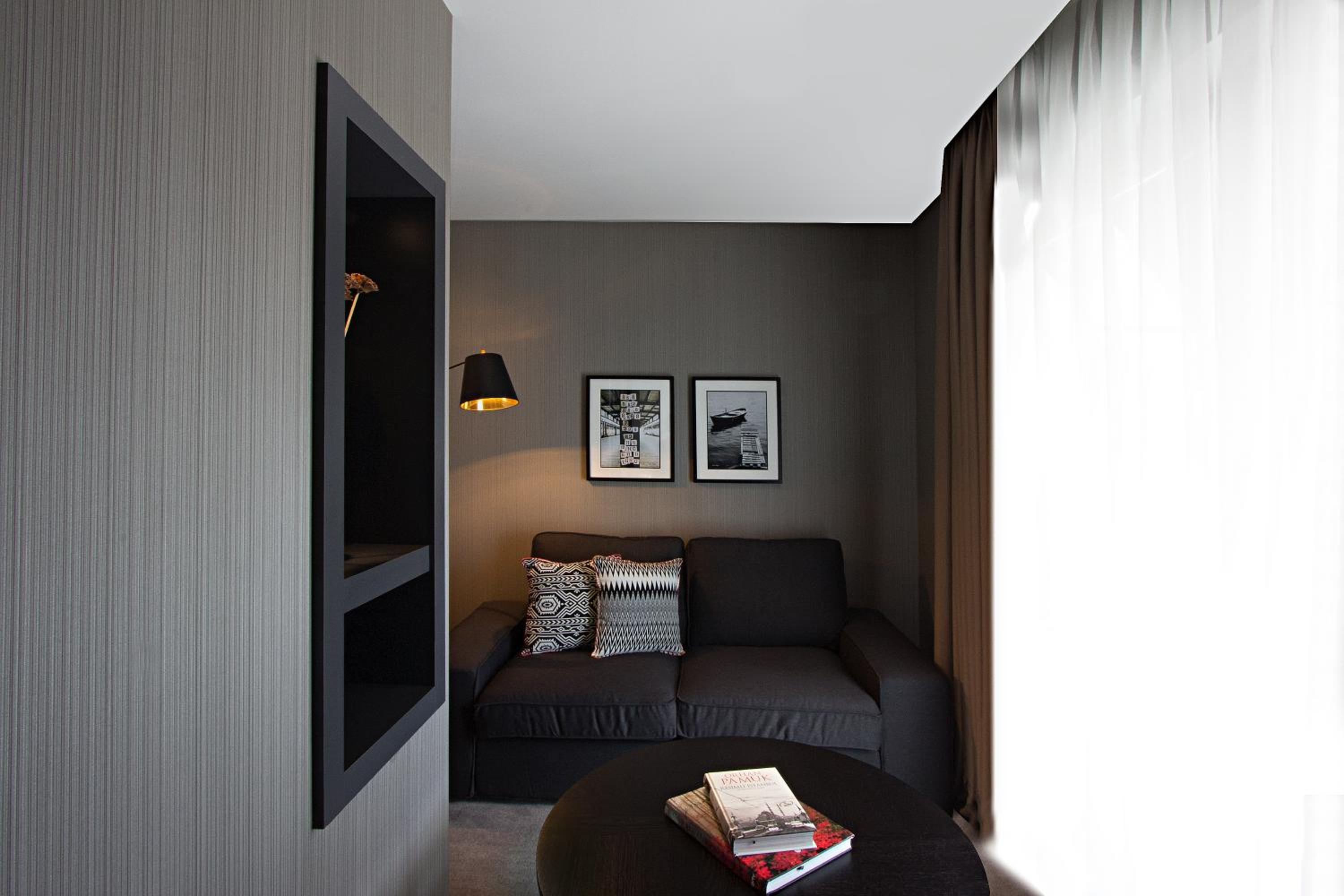 Corner Suite photo 2