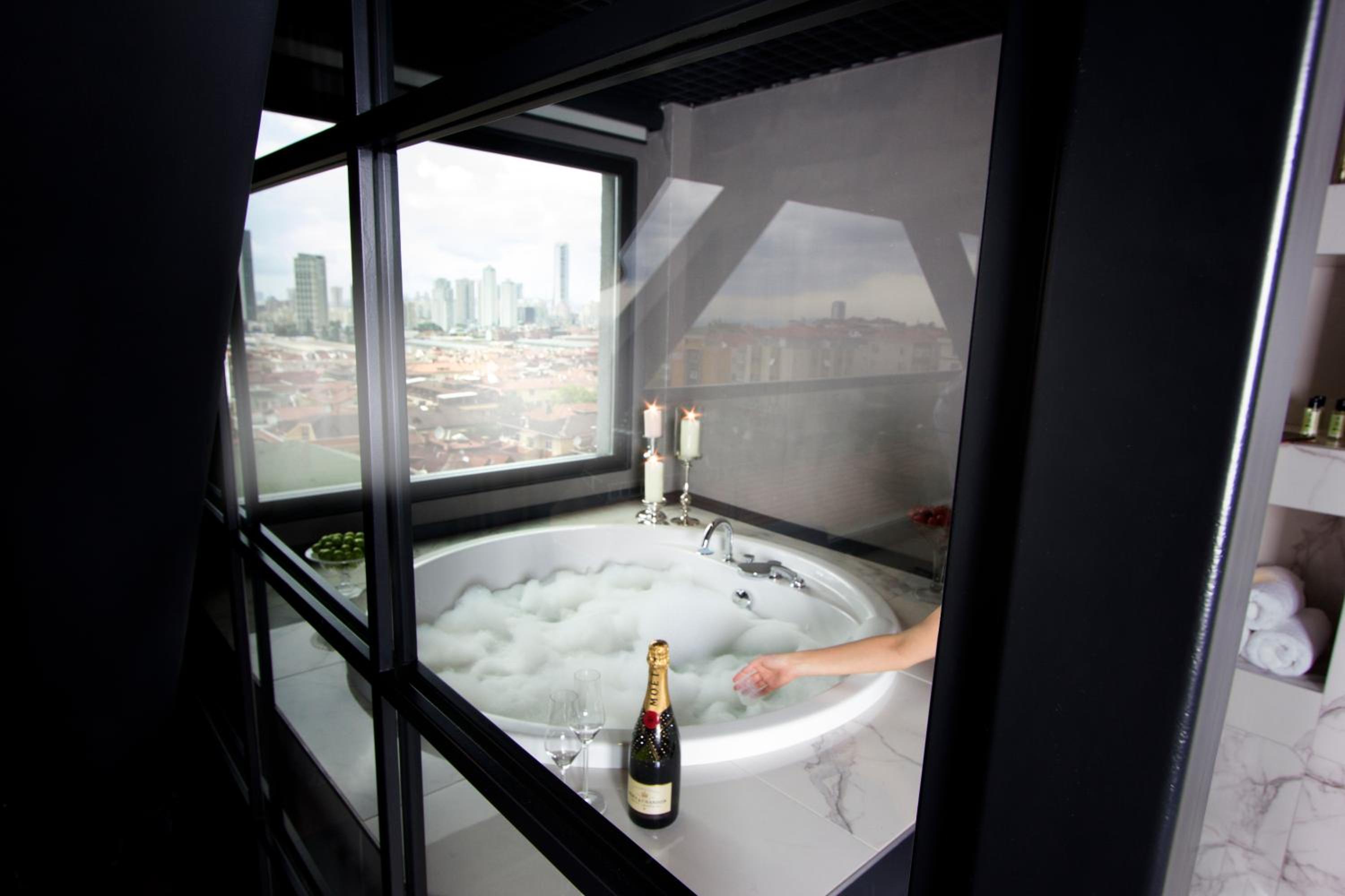Jacuzzi Suite photo 3