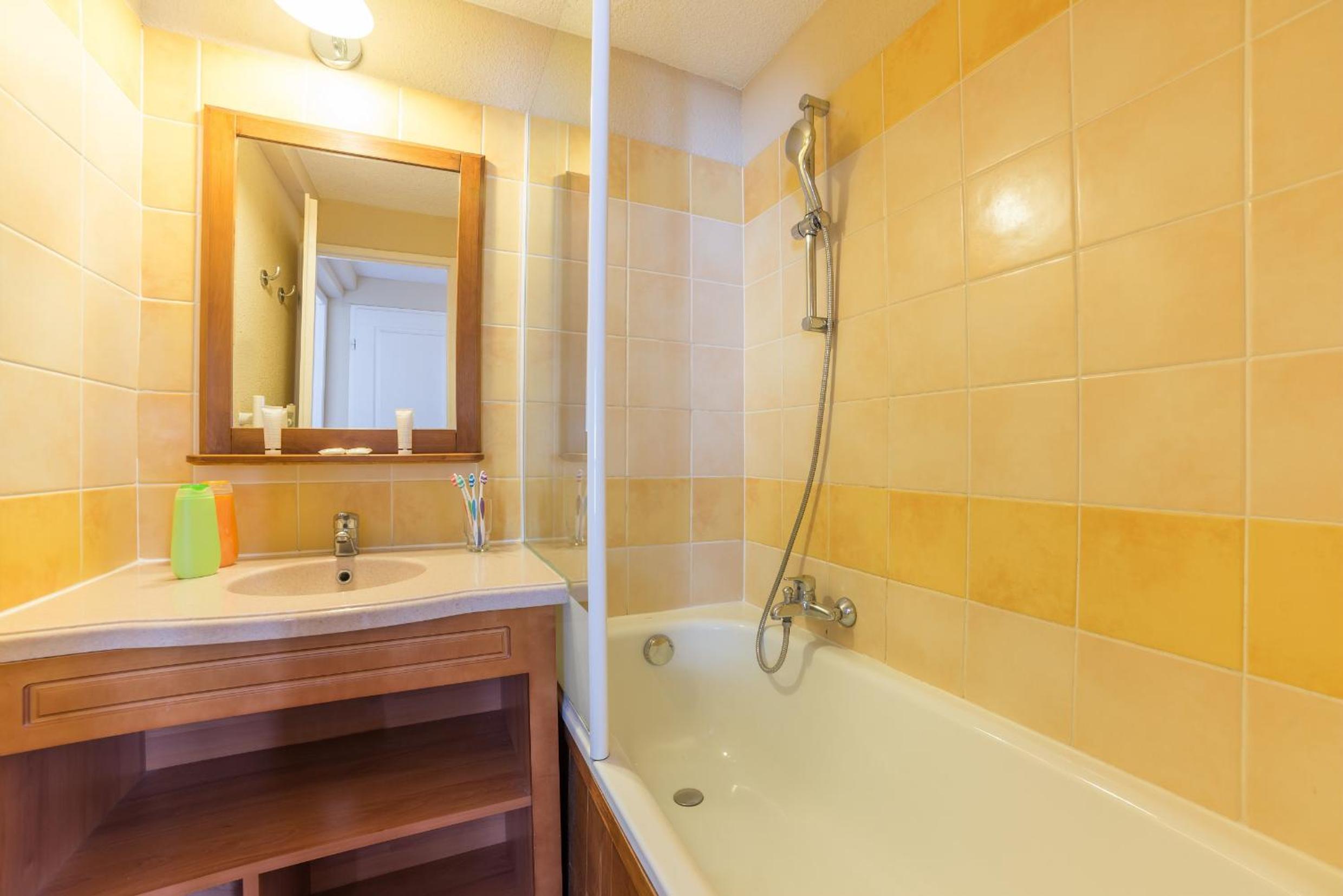 One-Bedroom Apartment (5 People) photo 2