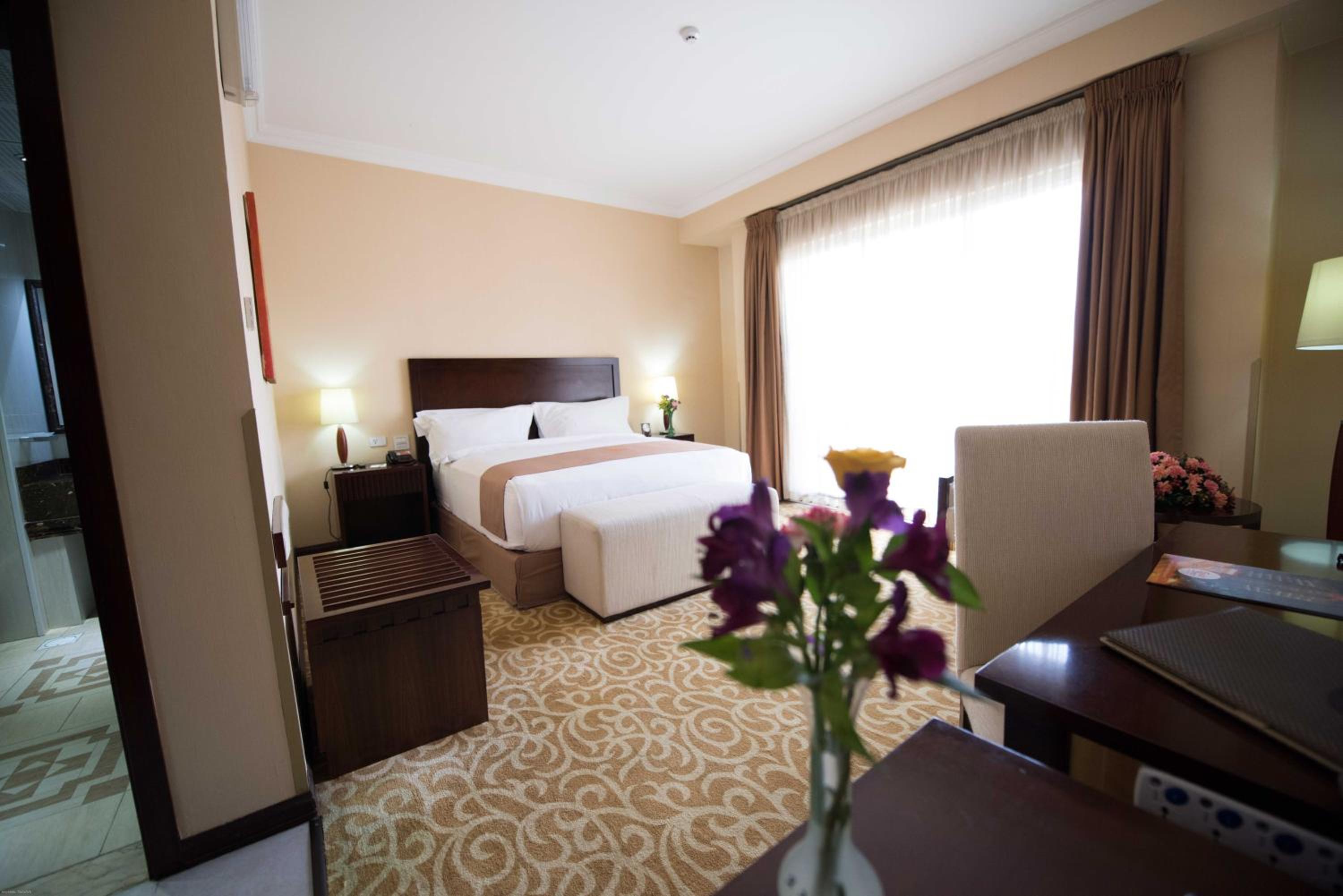 Standard King Room - Photo 5