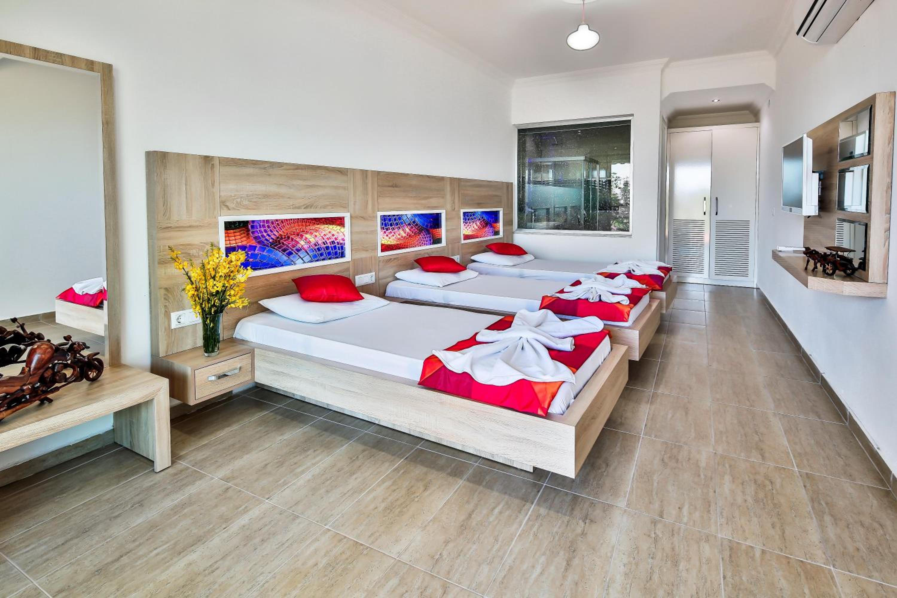 Dreibettzimmer mit Meerblick und Balkon