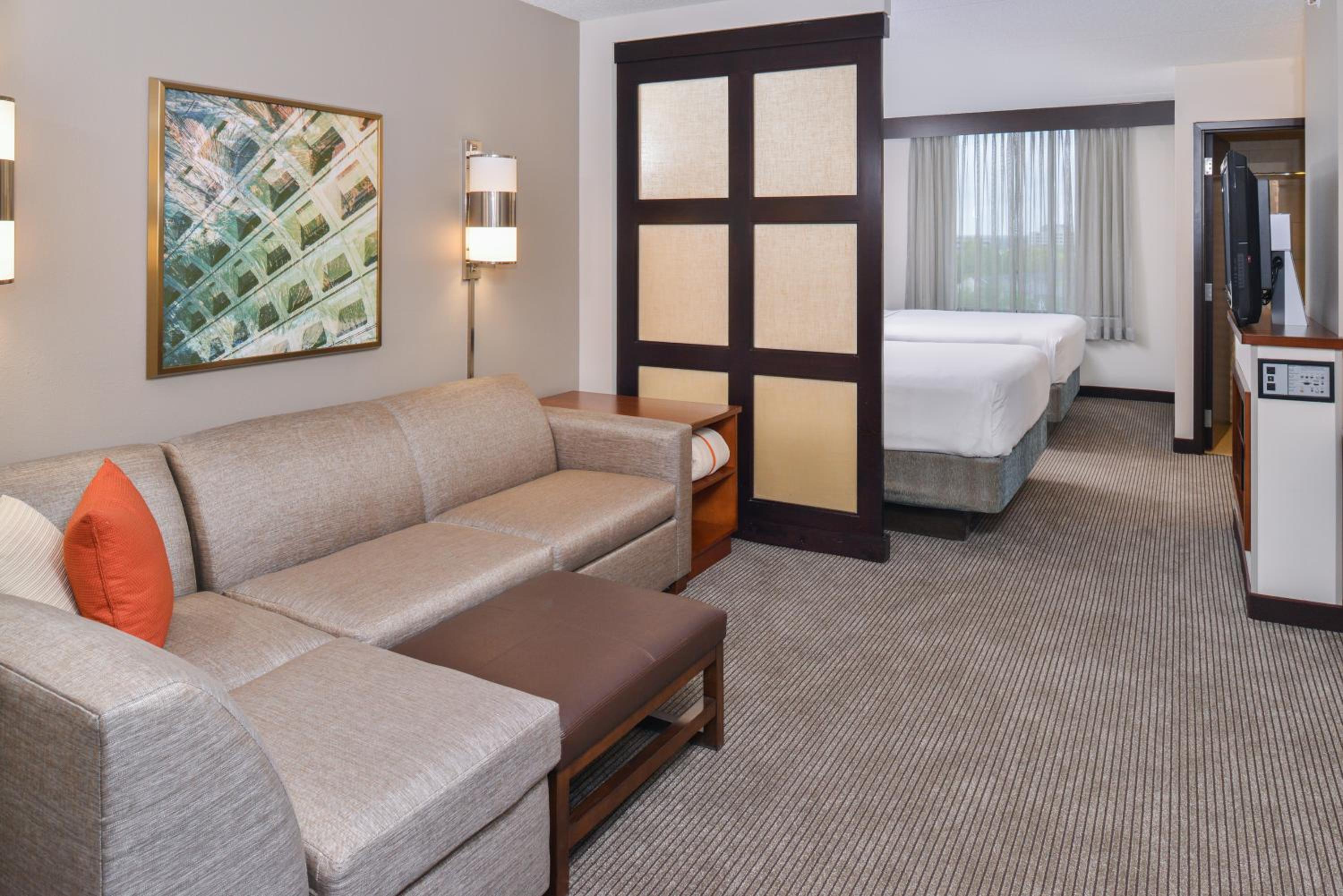 Queen Room with Two Queen Beds and Sofa Bed - High Floor - Photo 2