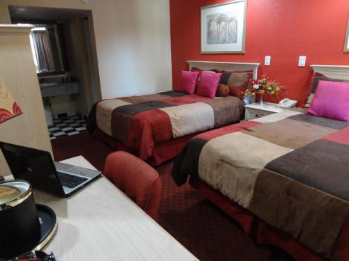 Queen Room with Two Queen Beds - Smoking photo 1