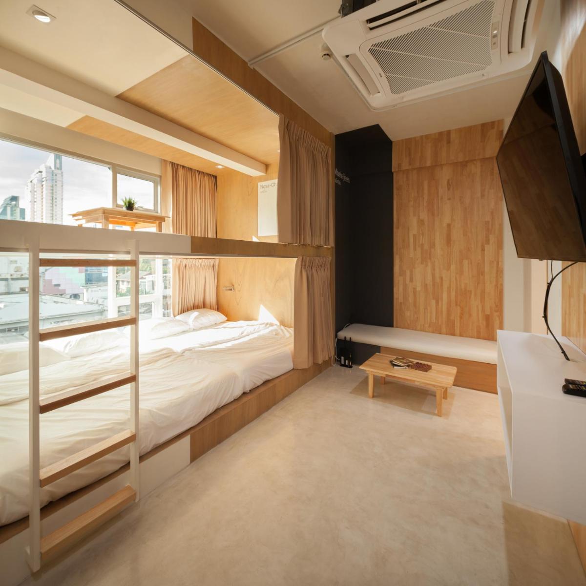 Family Room with Jacuzzi photo 2