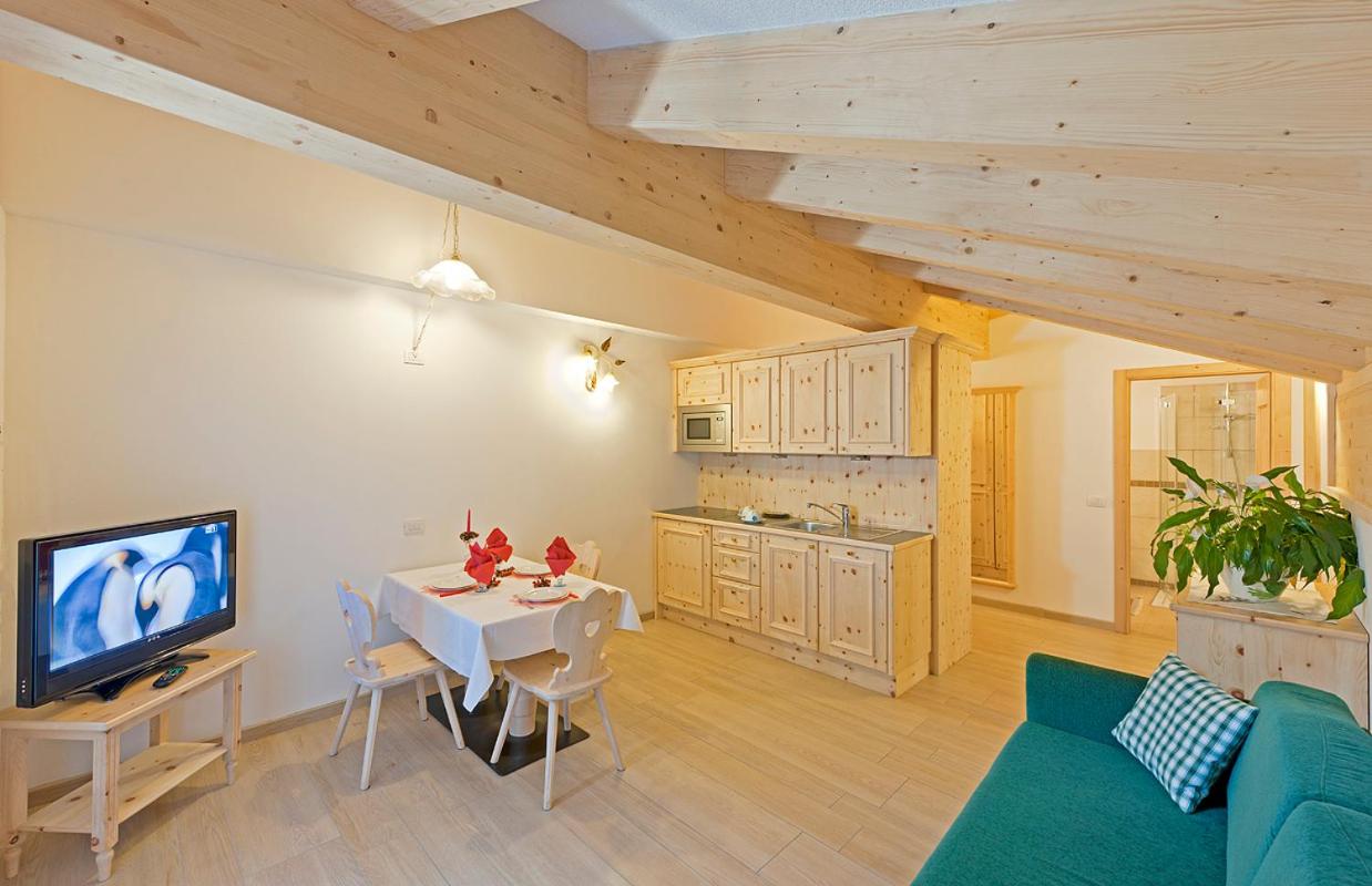 One-Bedroom Apartment with Balcony photo 2