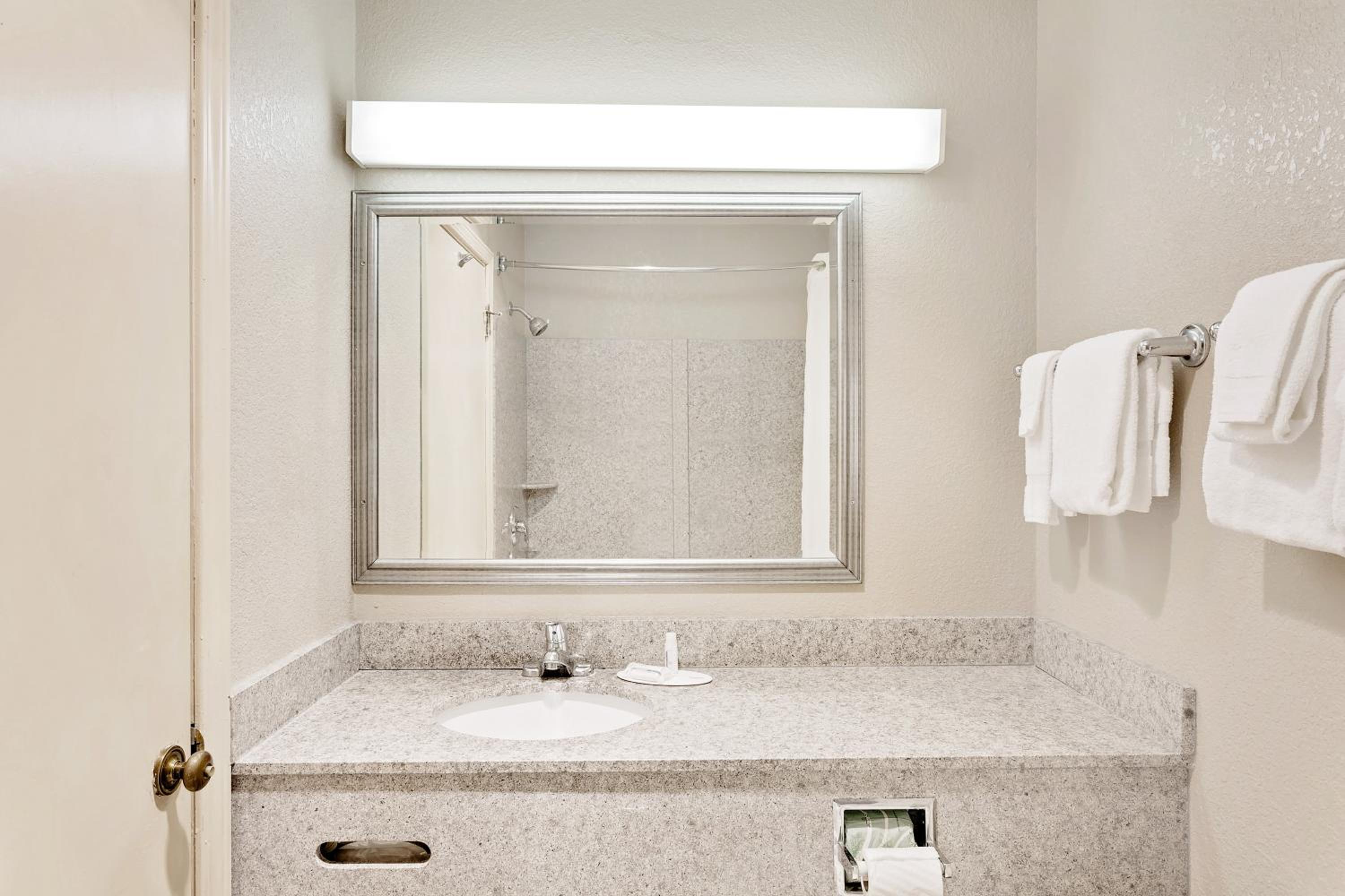 King Room - Non-Smoking - Photo 2