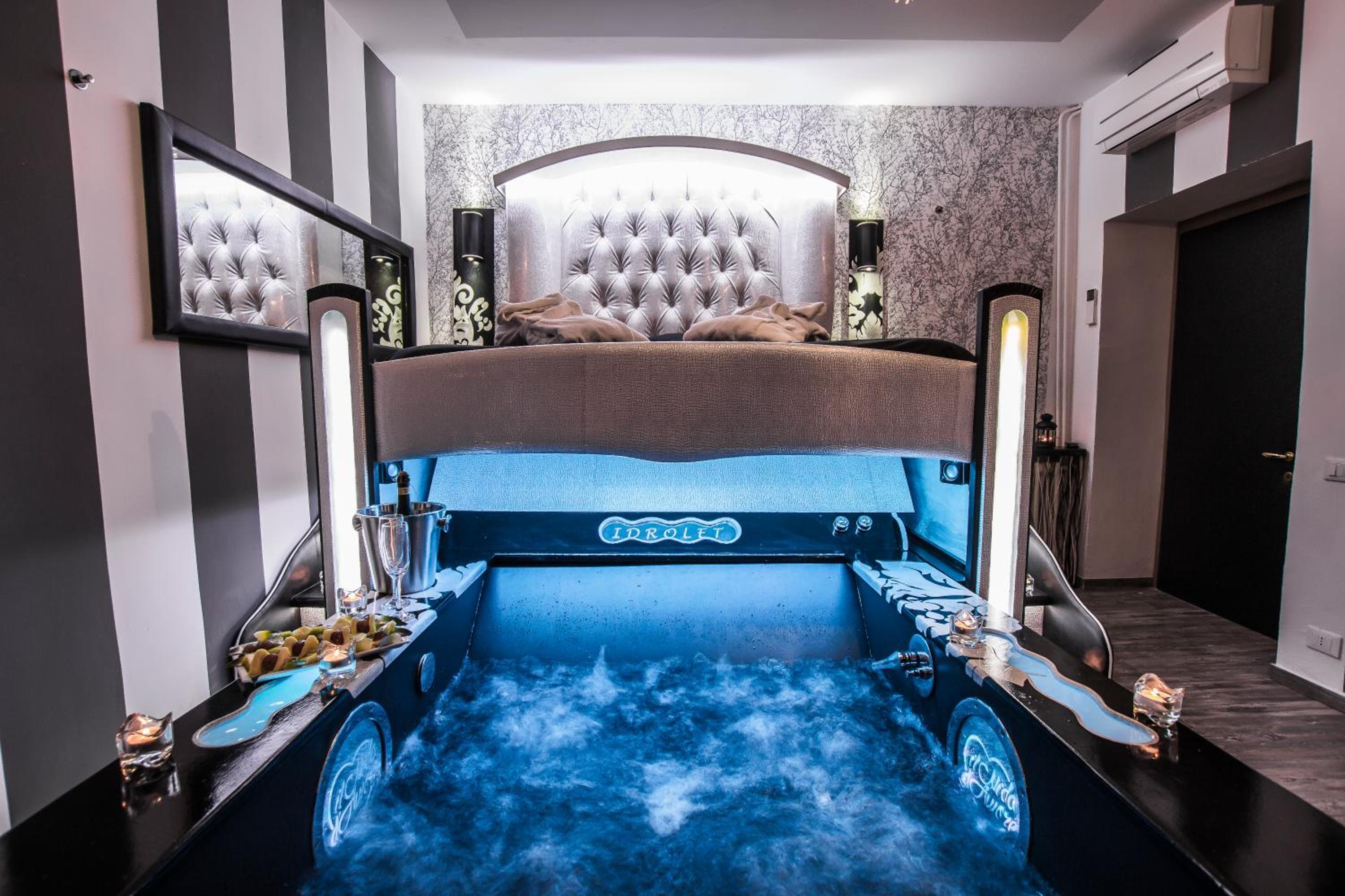 Deluxe Suite with Spa Bath