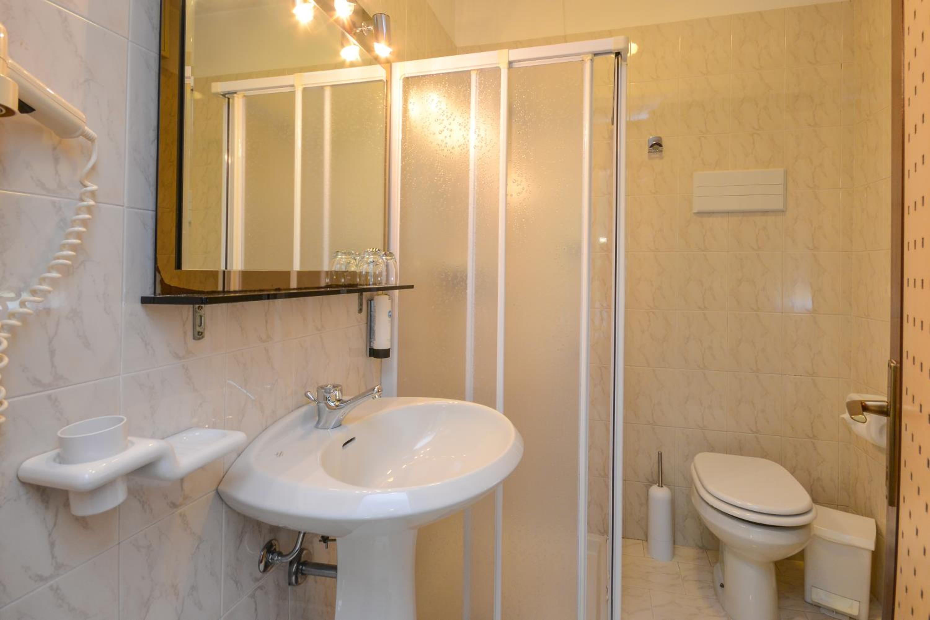 Standard Double Room - Photo 11