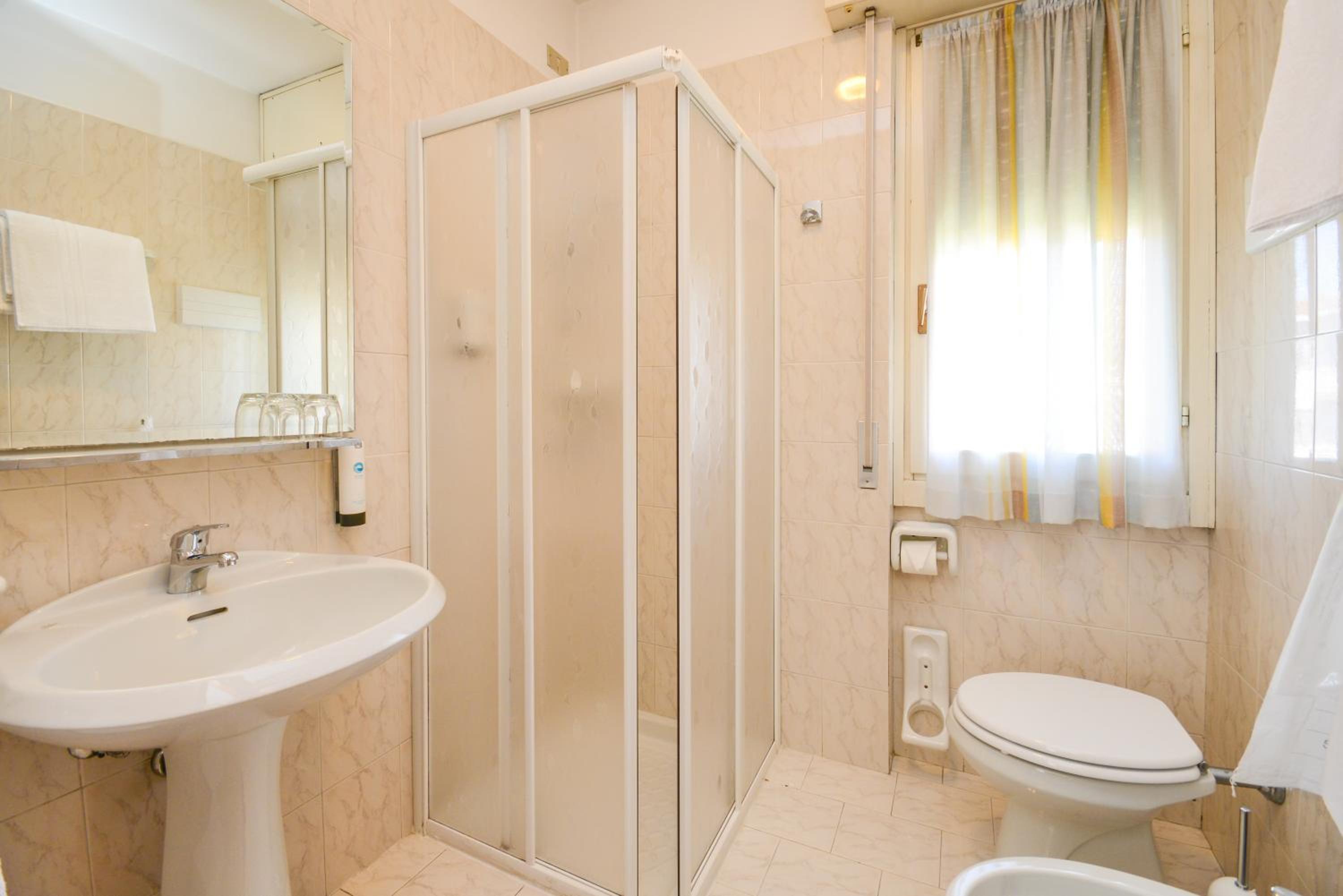 Standard Double Room - Photo 3