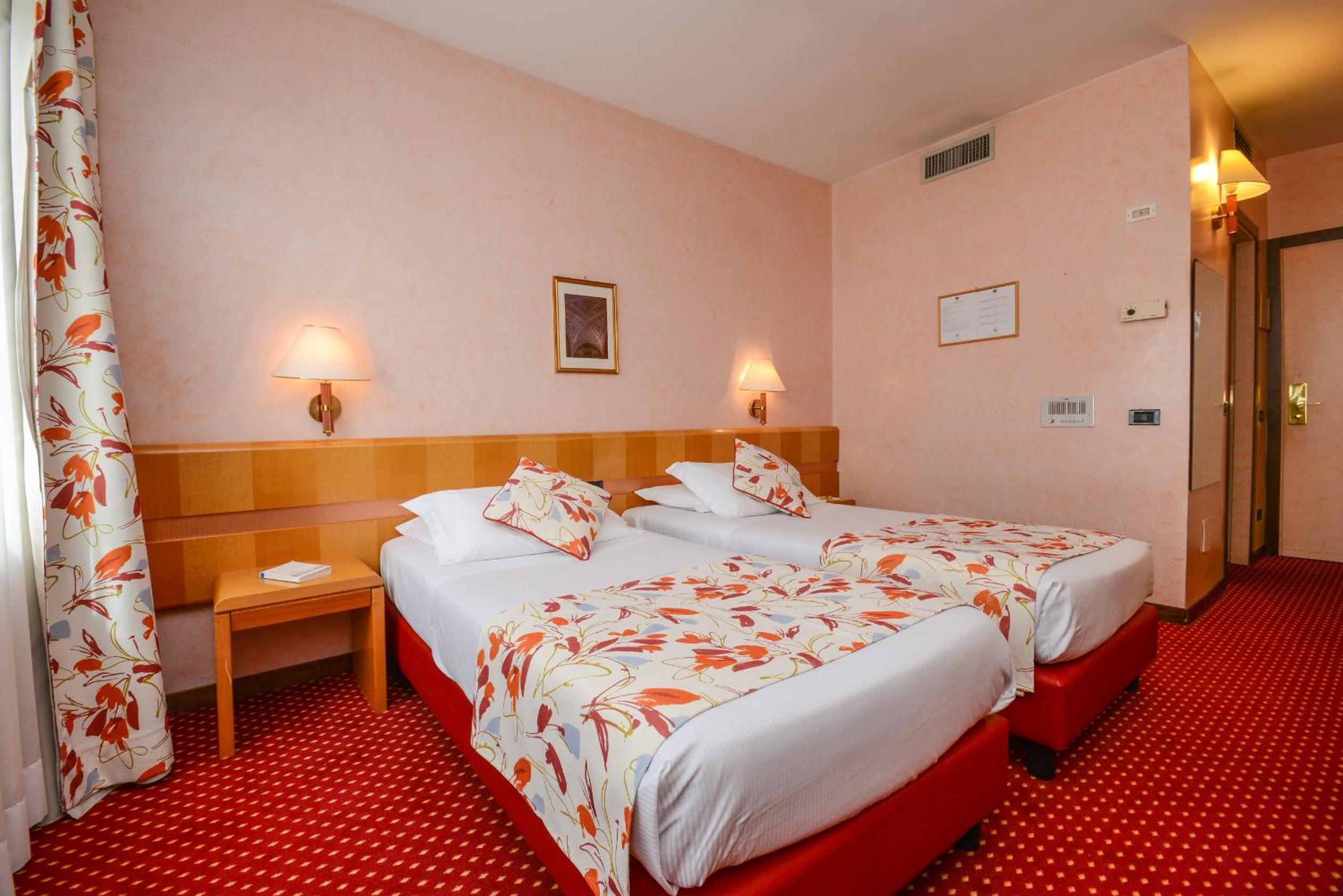 Twin Room - Photo 1