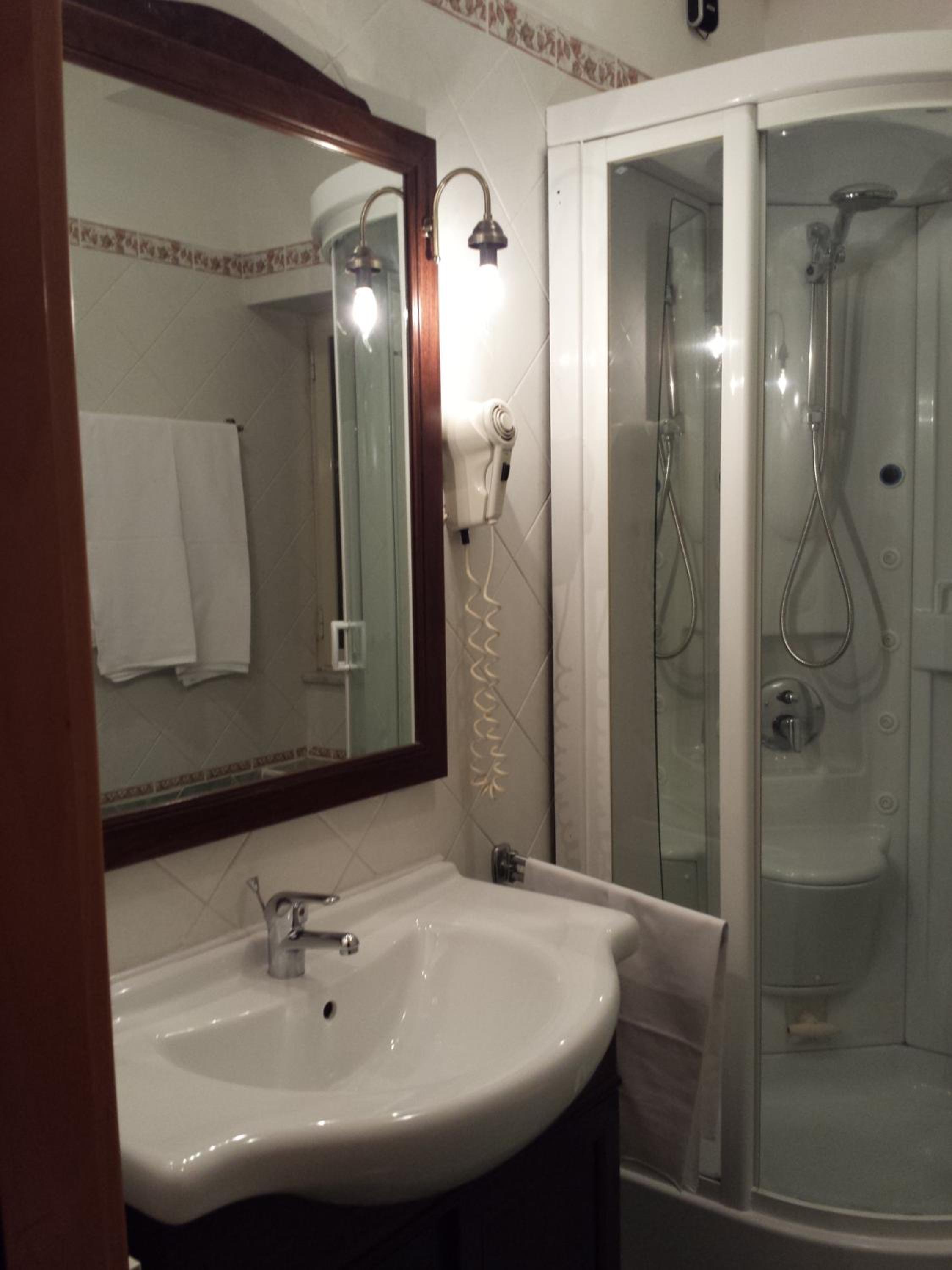 Deluxe Suite with Spa Bath photo 3