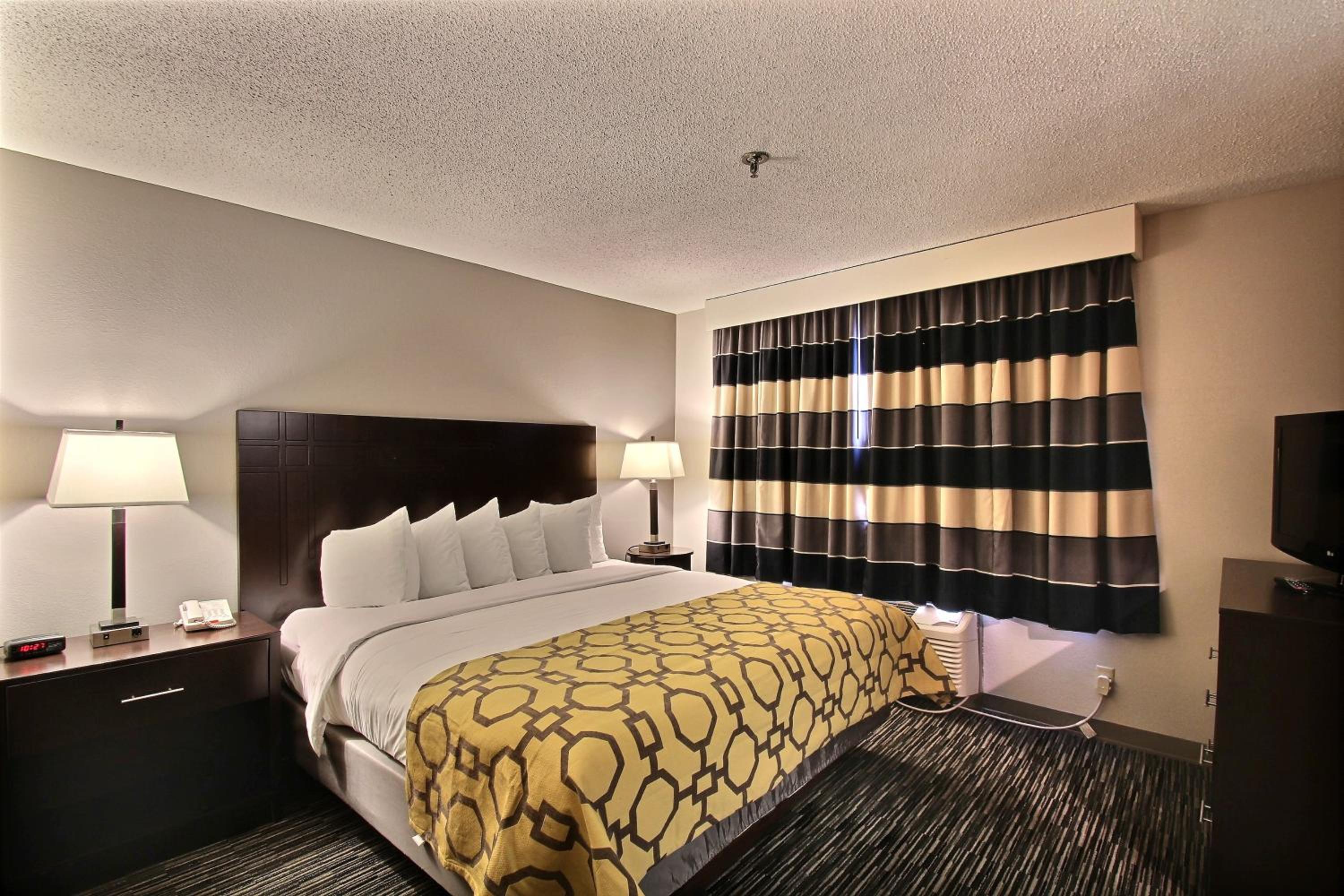 Deluxe King Room - Non-Smoking photo 2