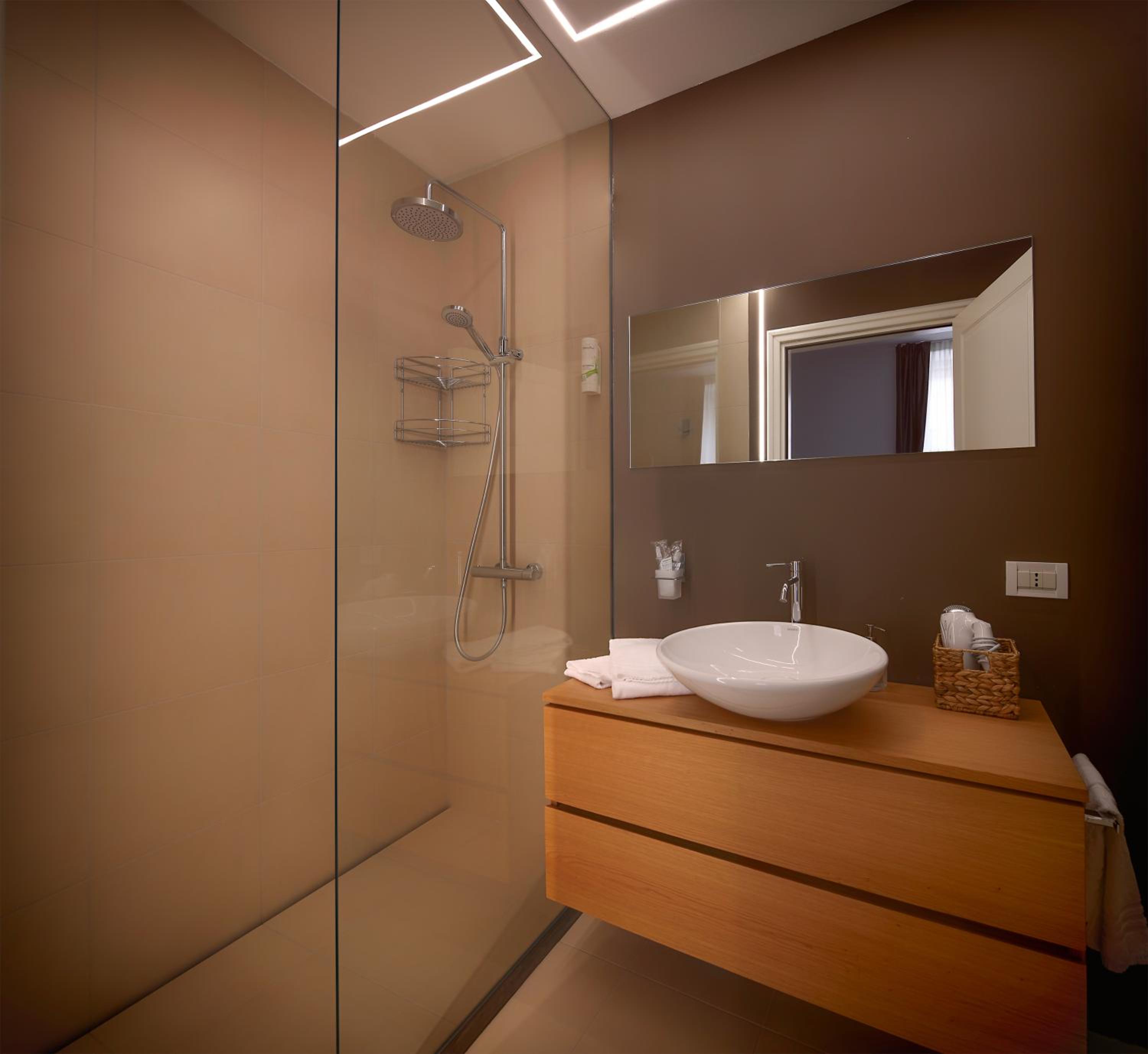 Double or Twin Room with Private Bathroom photo 3