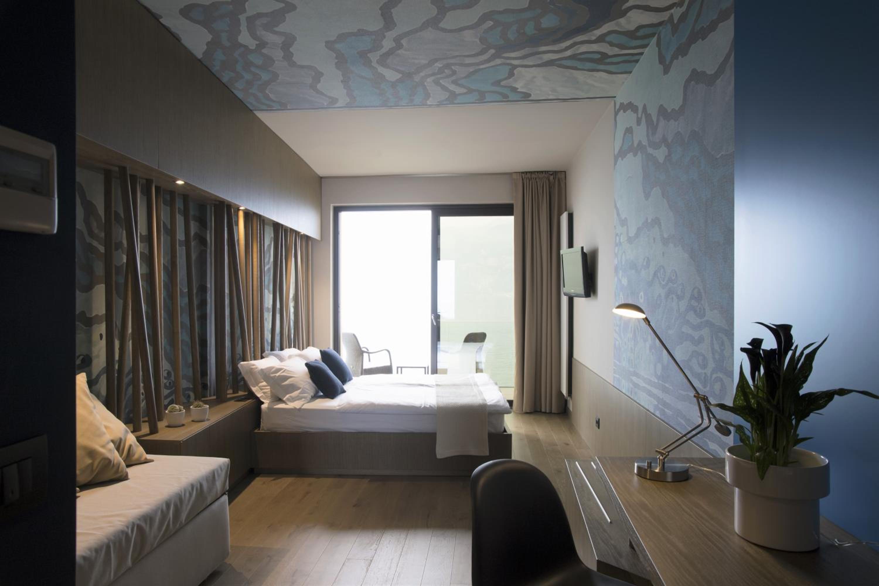 Deluxe Double Room with Lake View