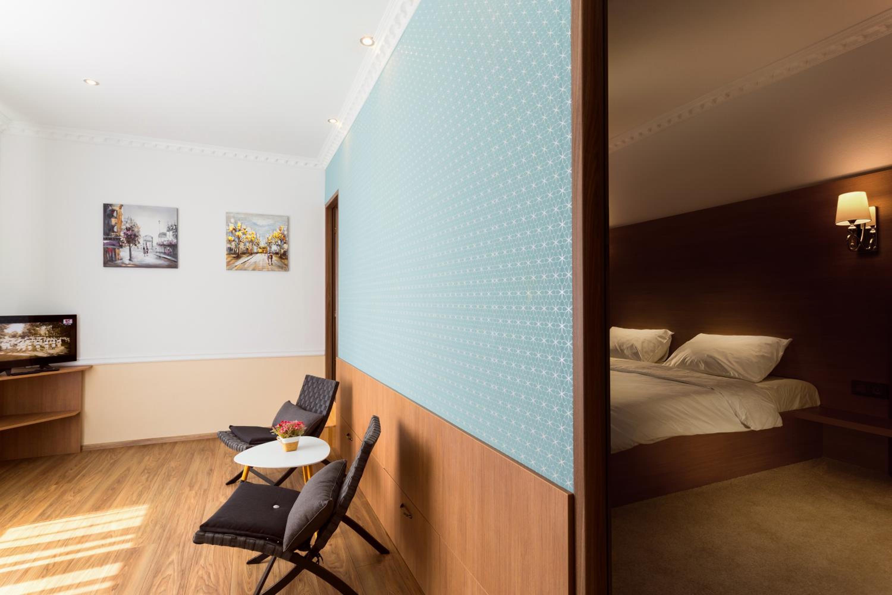 One-Bedroom Suite - Photo 3