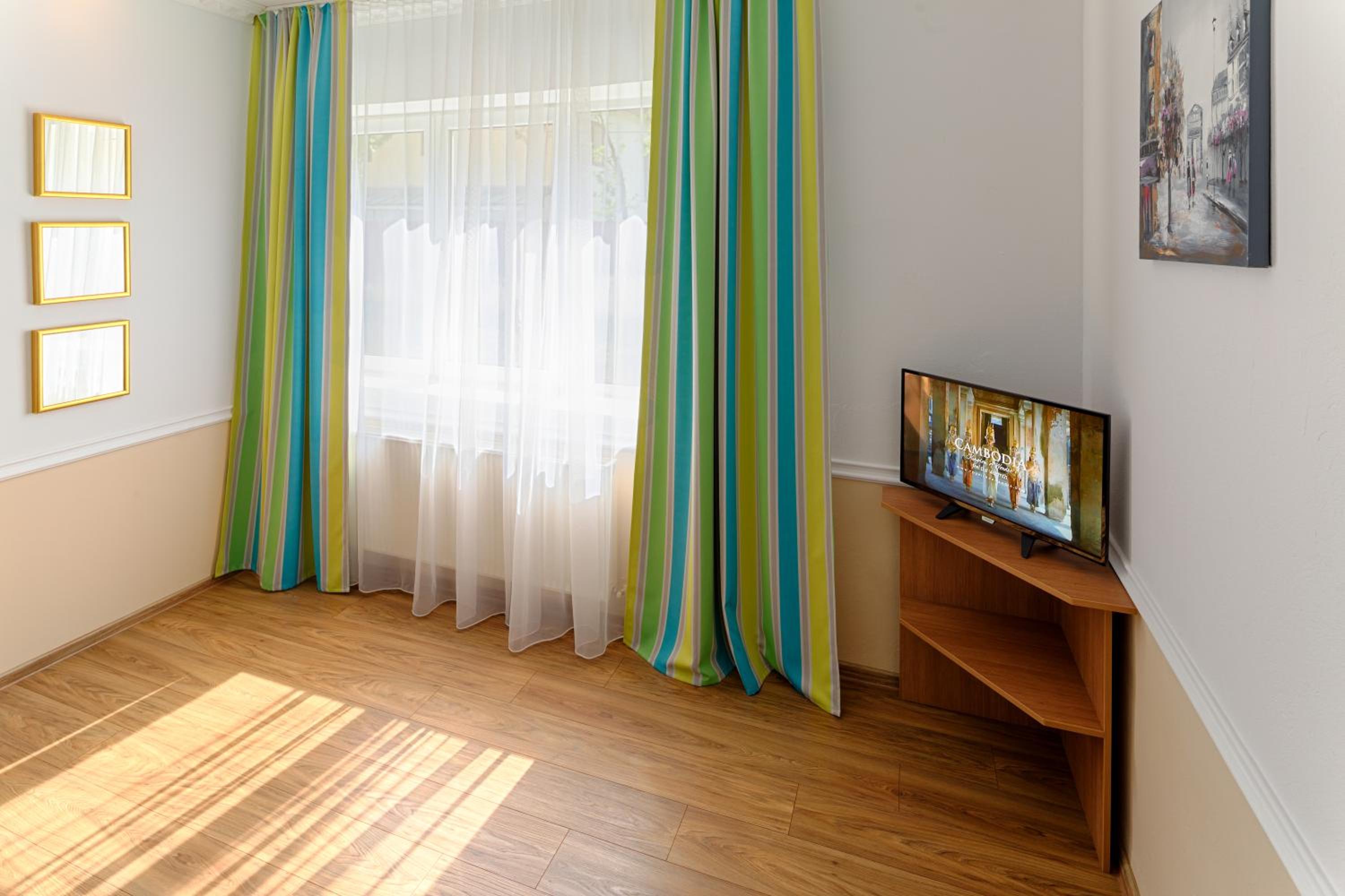One-Bedroom Suite - Photo 4