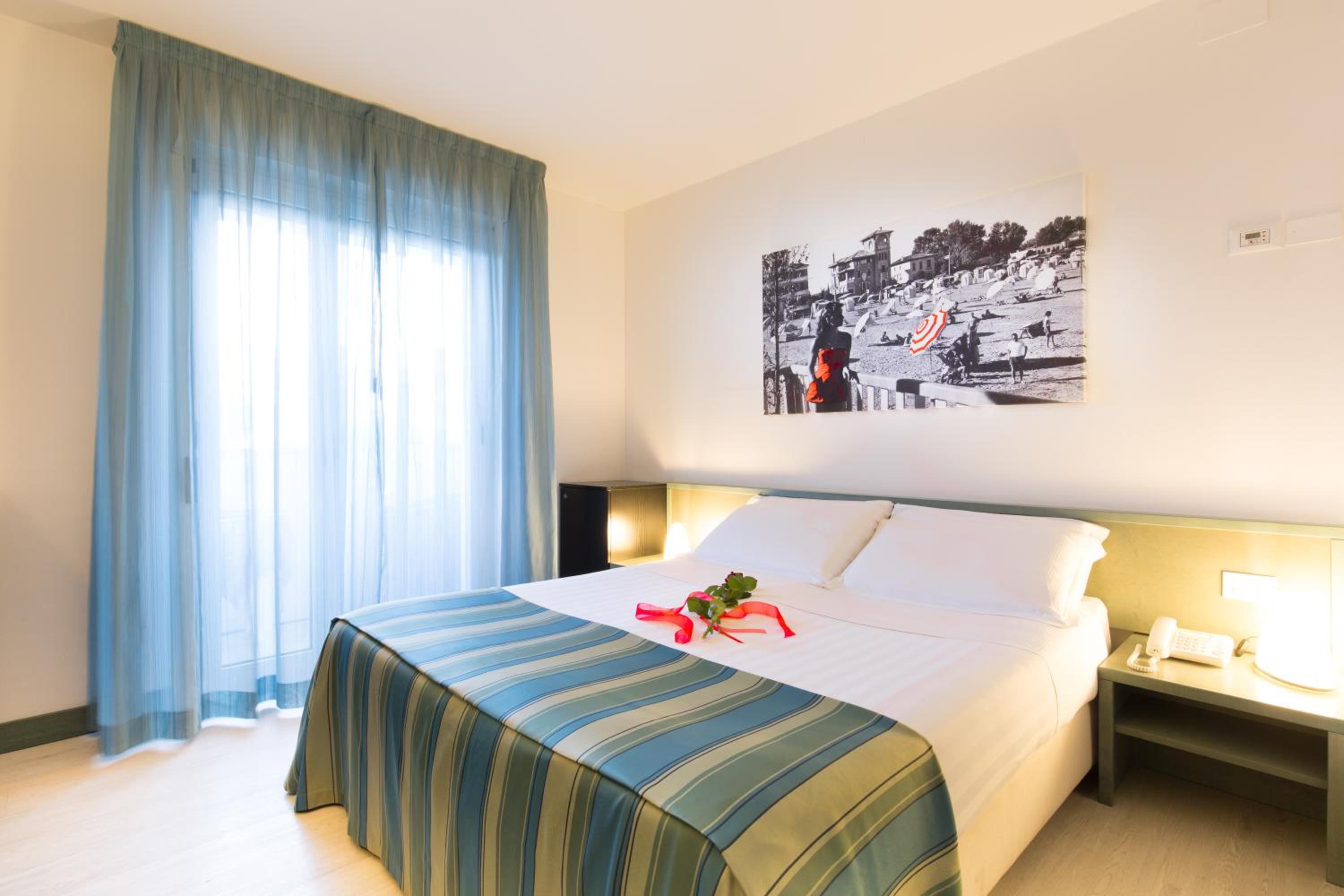 Double or Twin Room with Beach Access photo 2
