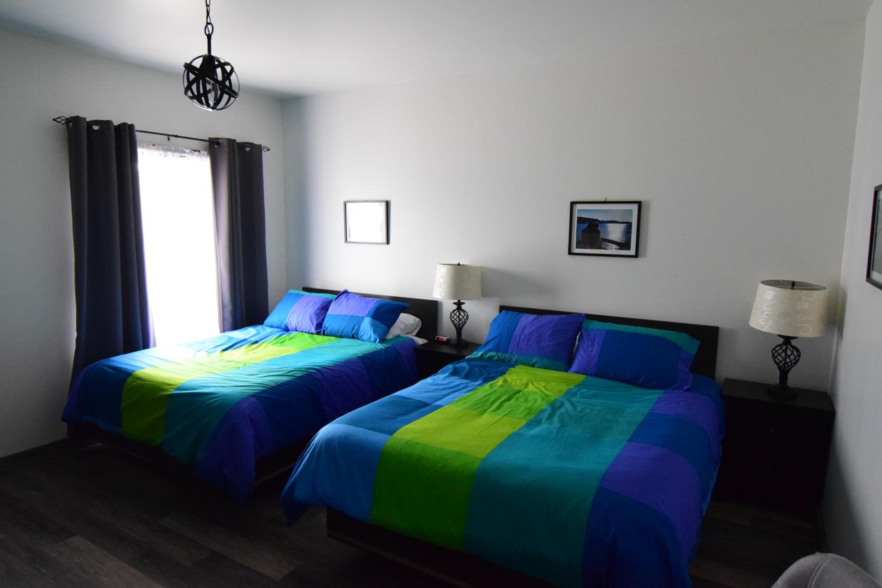 Standard Queen Room with Two Queen Beds - Photo 11