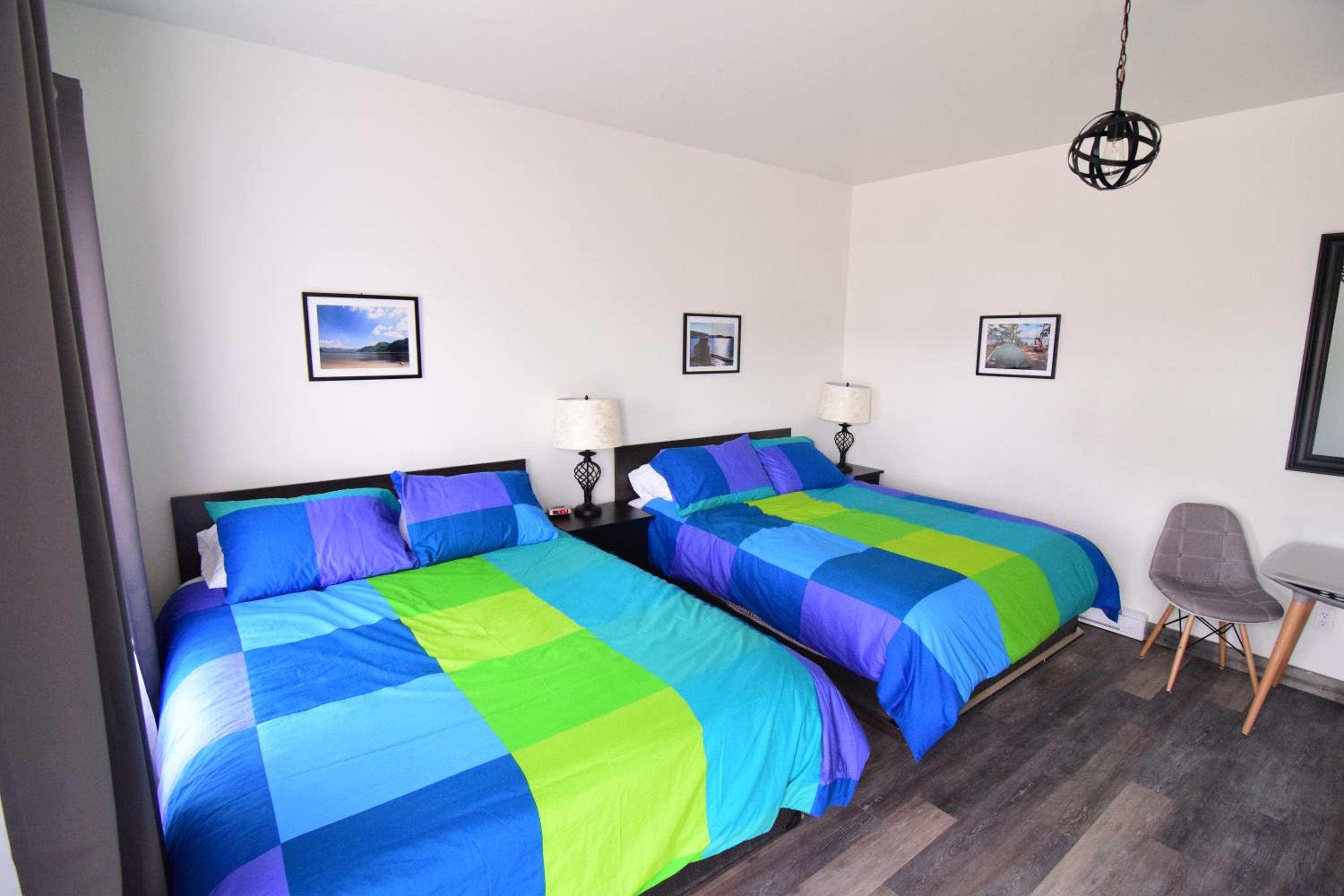 Standard Queen Room with Two Queen Beds - Photo 10