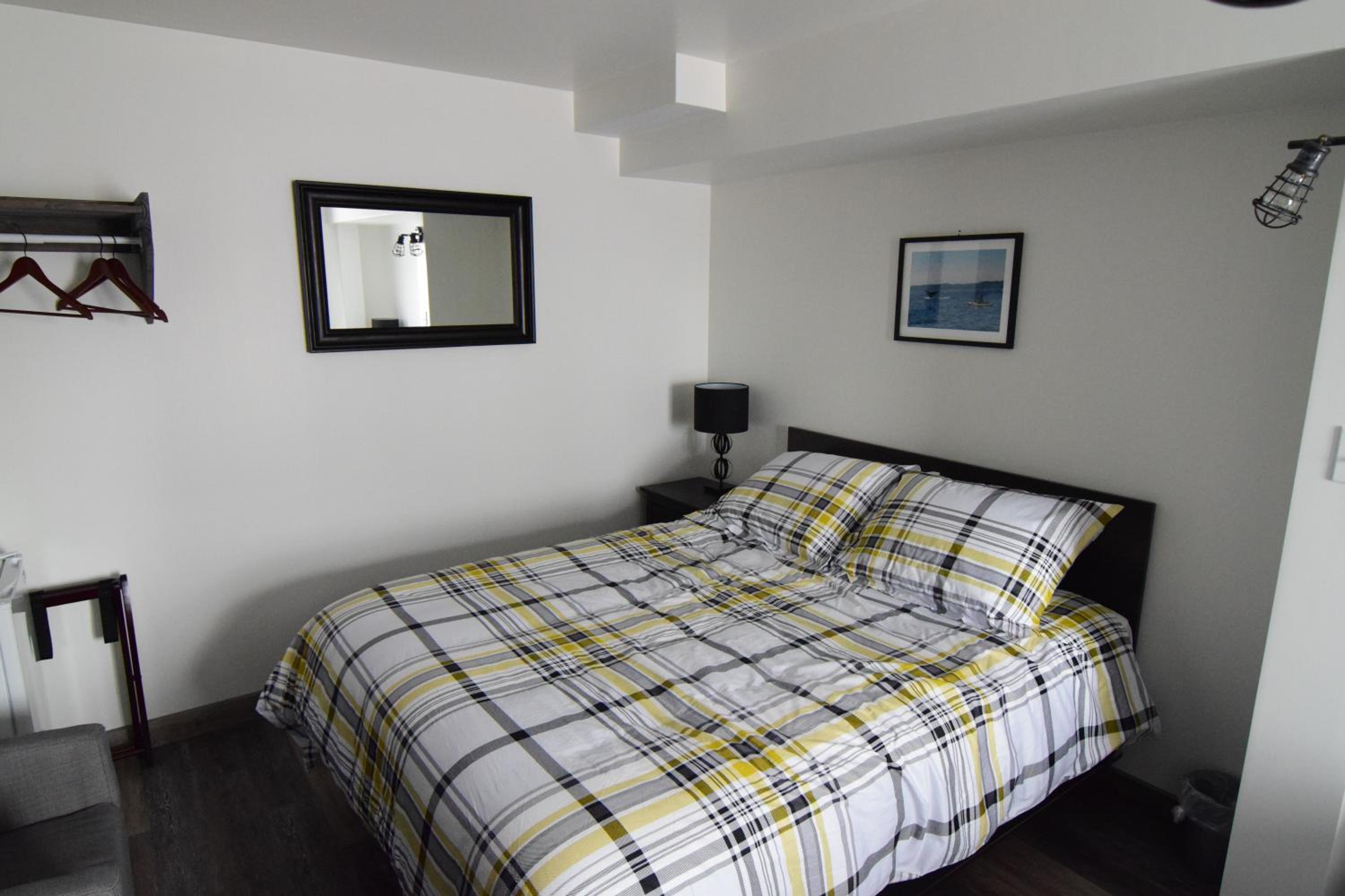 Standard Queen Room with Two Queen Beds - Photo 9