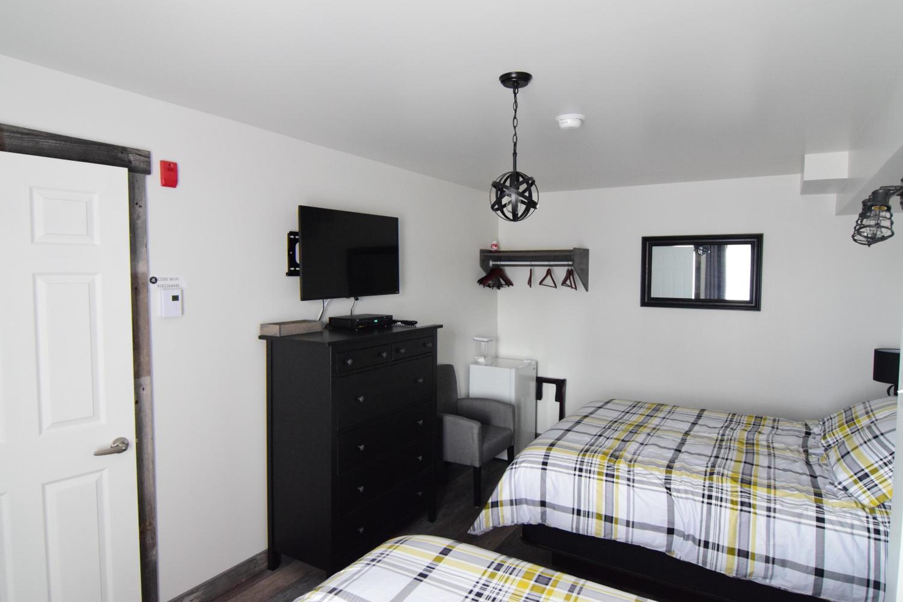 Standard Queen Room with Two Queen Beds - Photo 8