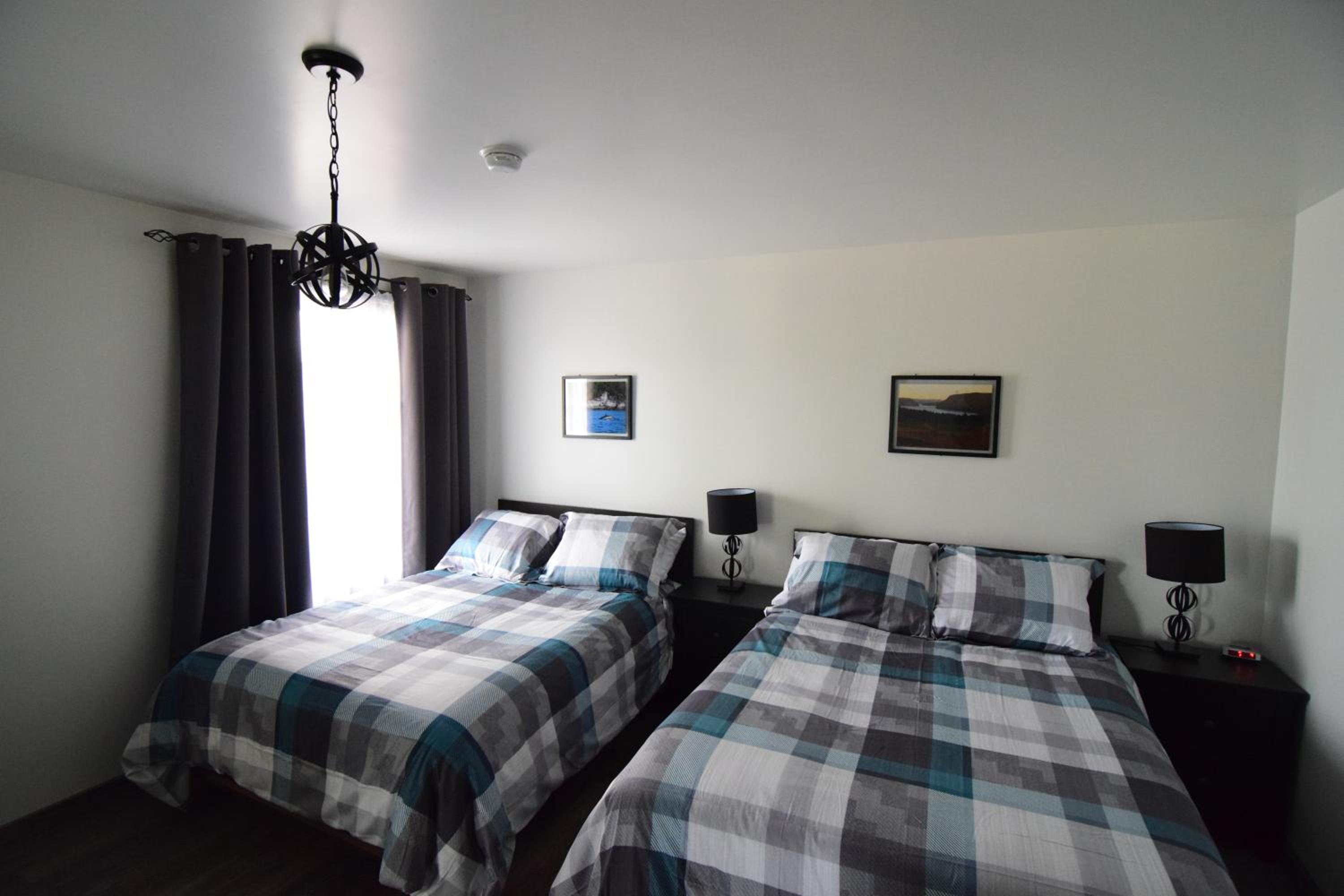 Standard Queen Room with Two Queen Beds - Photo 5