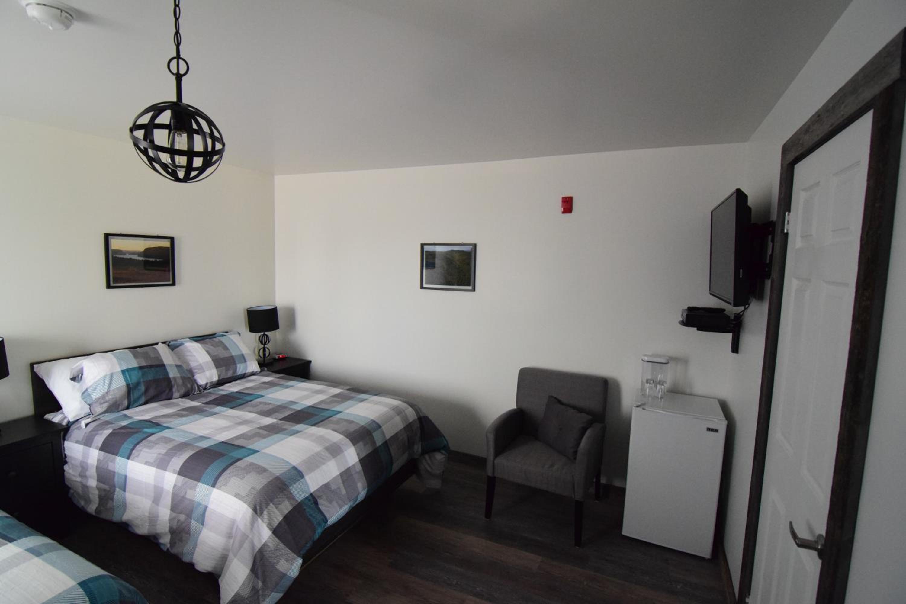 Standard Queen Room with Two Queen Beds - Photo 14
