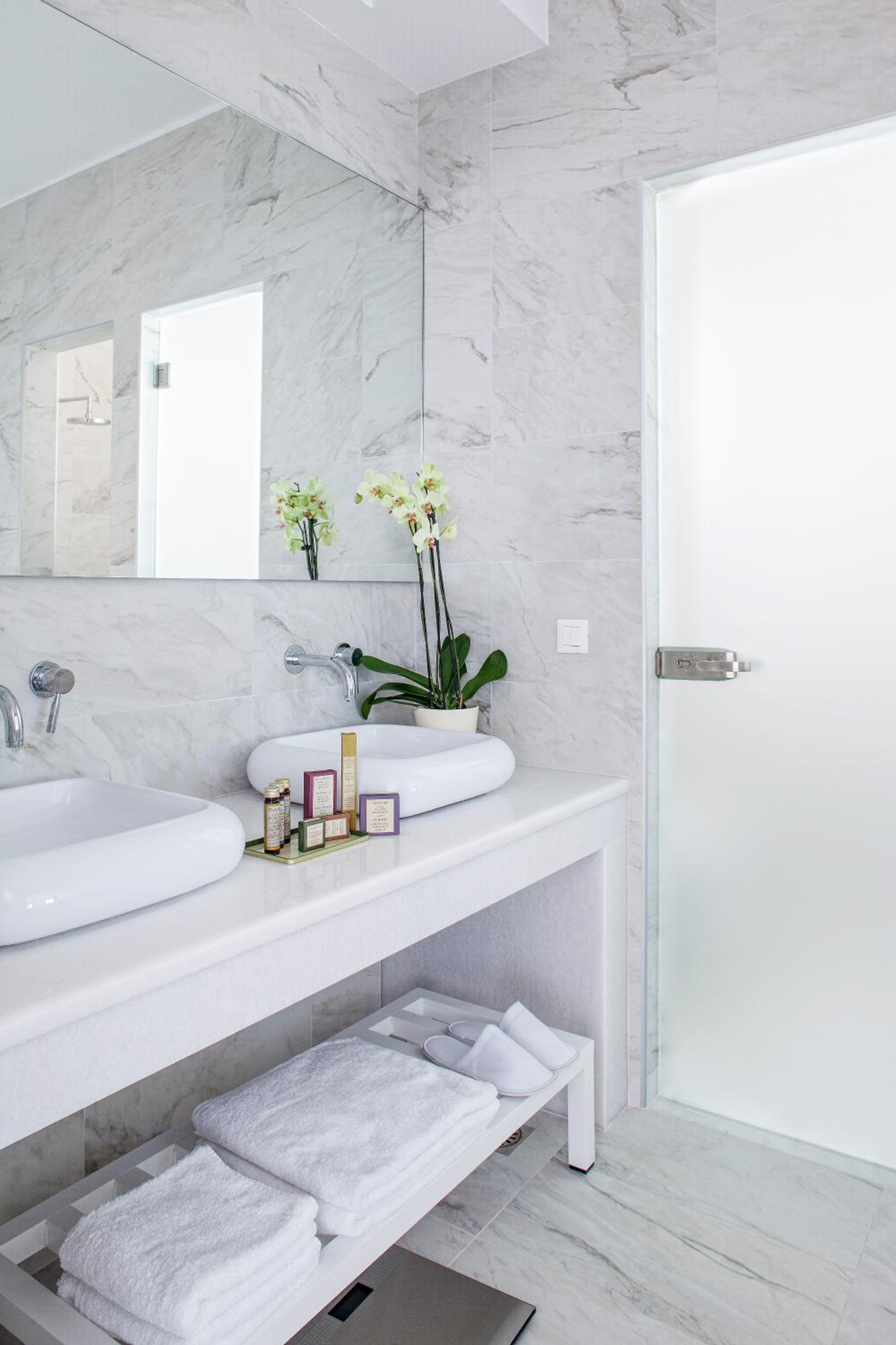 De.Light Suite with Private Pool - Photo 21