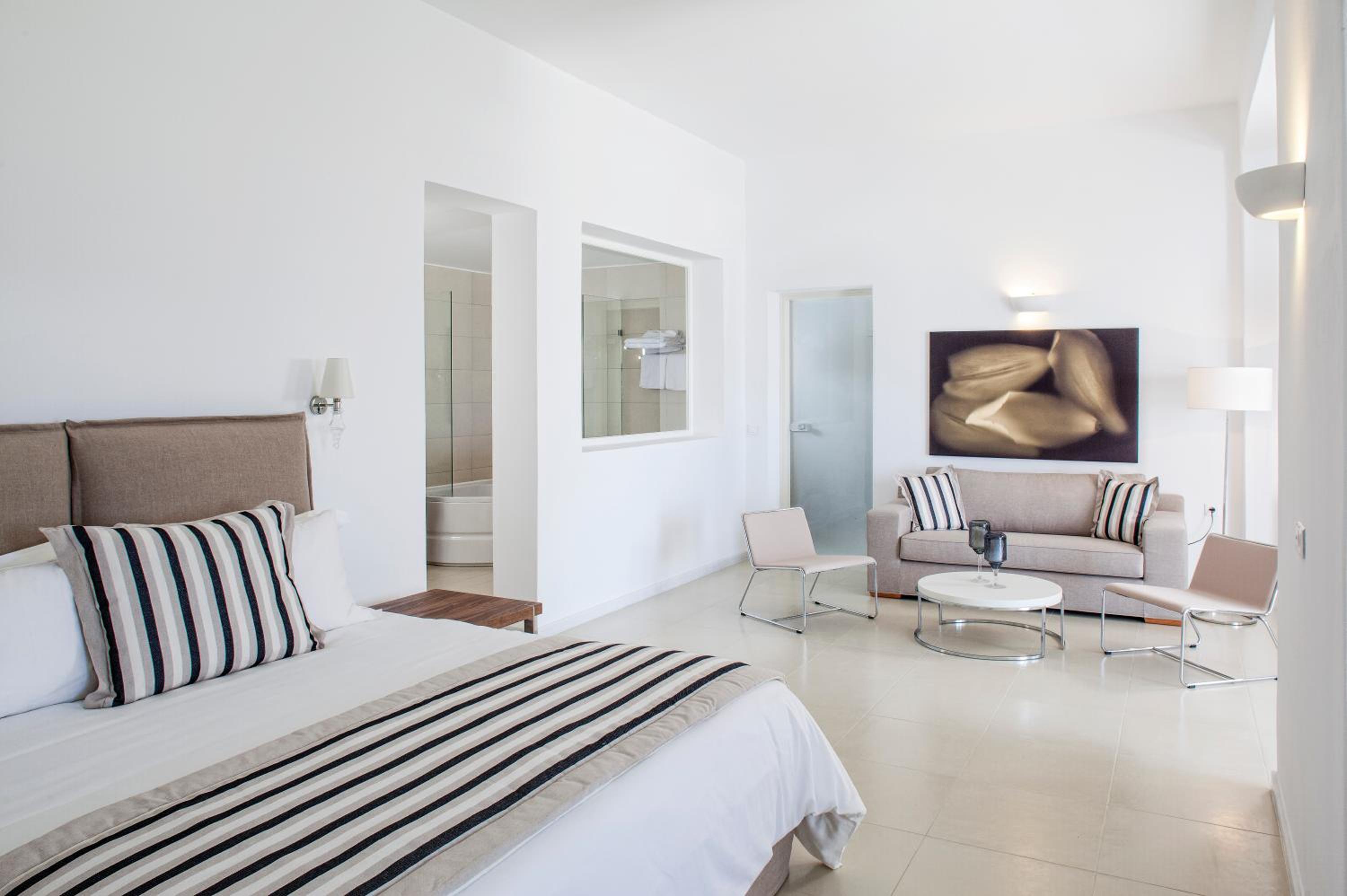 Grand Suite with Sea View and Outdoor Hot Tub - Photo 7