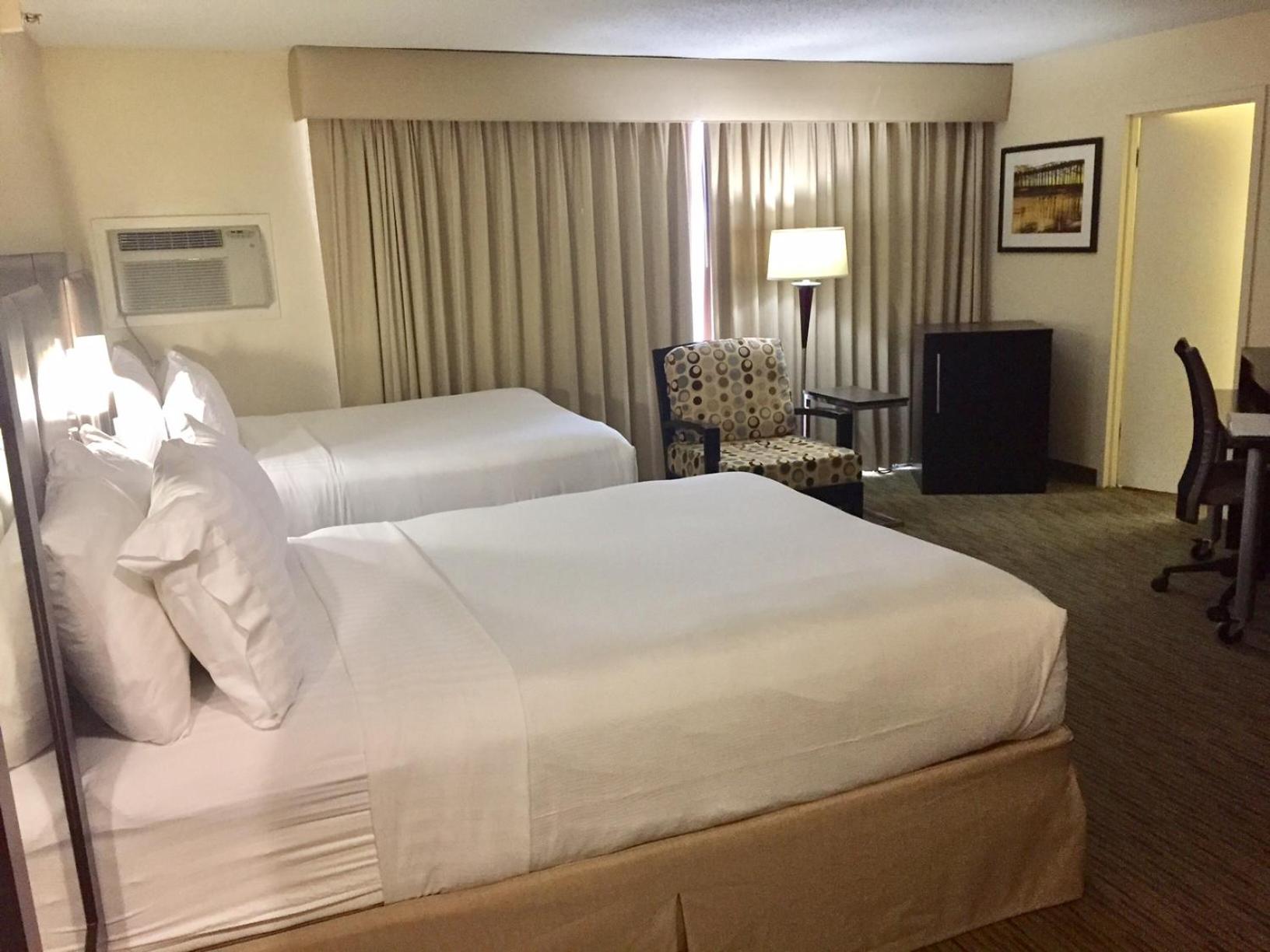 Standard Queen Room with Two Queen Beds and Tub - Mobility/Communications Accessible