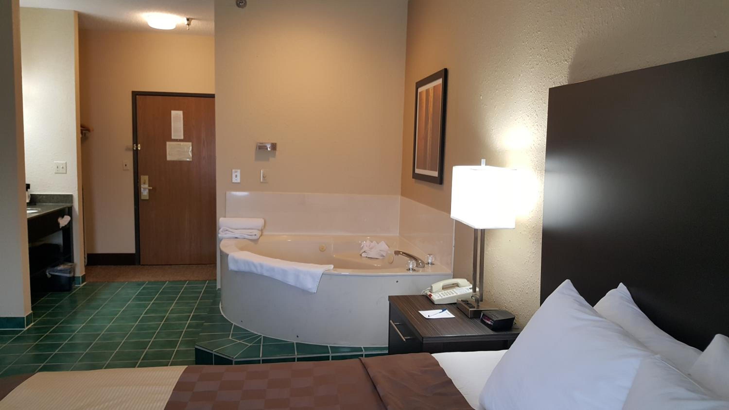 King Suite with Spa Bath - Non-Smoking - Photo 8