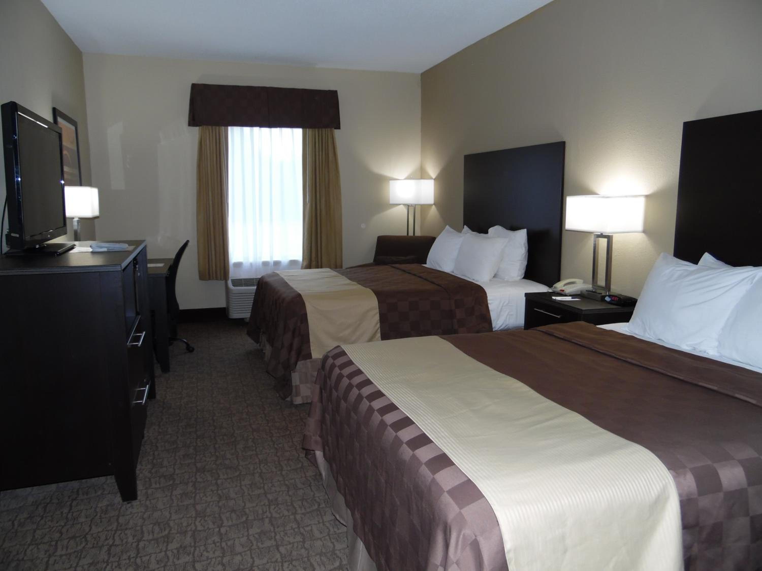 Queen Room with Two Queen Beds - Non-Smoking - Photo 2
