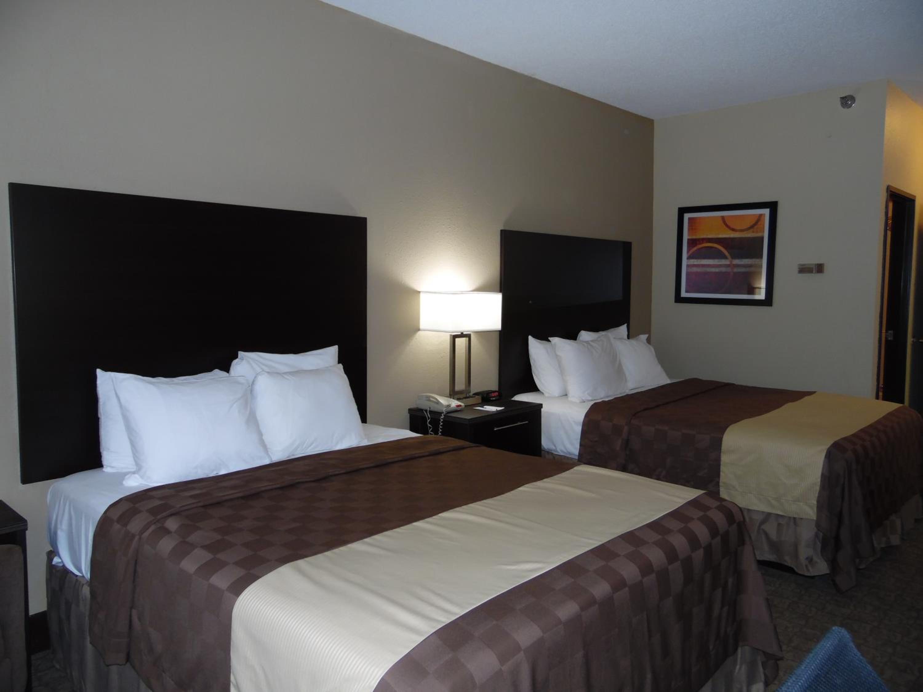 Queen Room with Two Queen Beds - Non-Smoking - Photo 11
