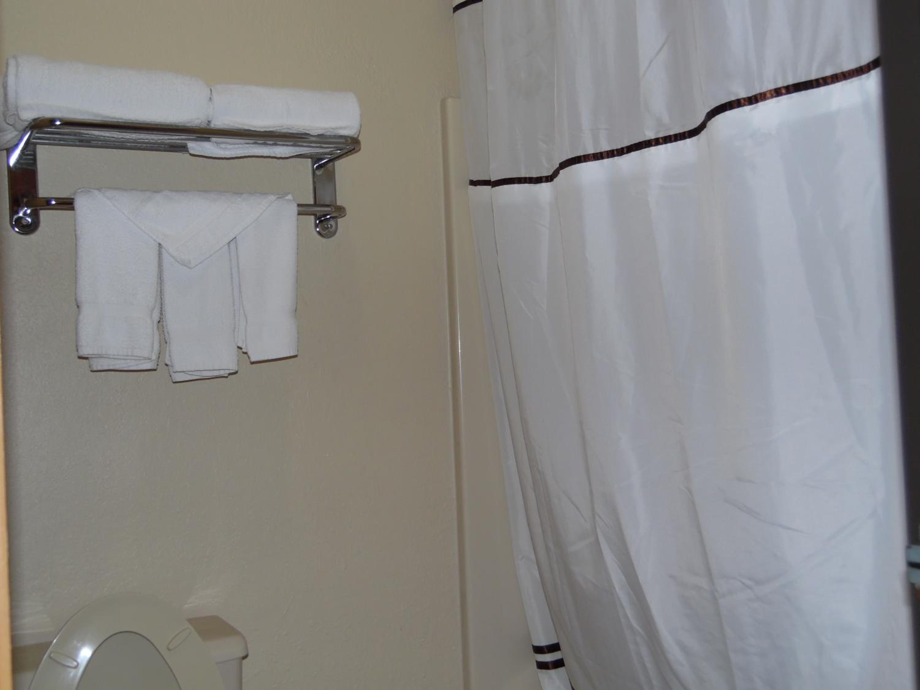 Queen Room with Two Queen Beds - Non-Smoking - Photo 10