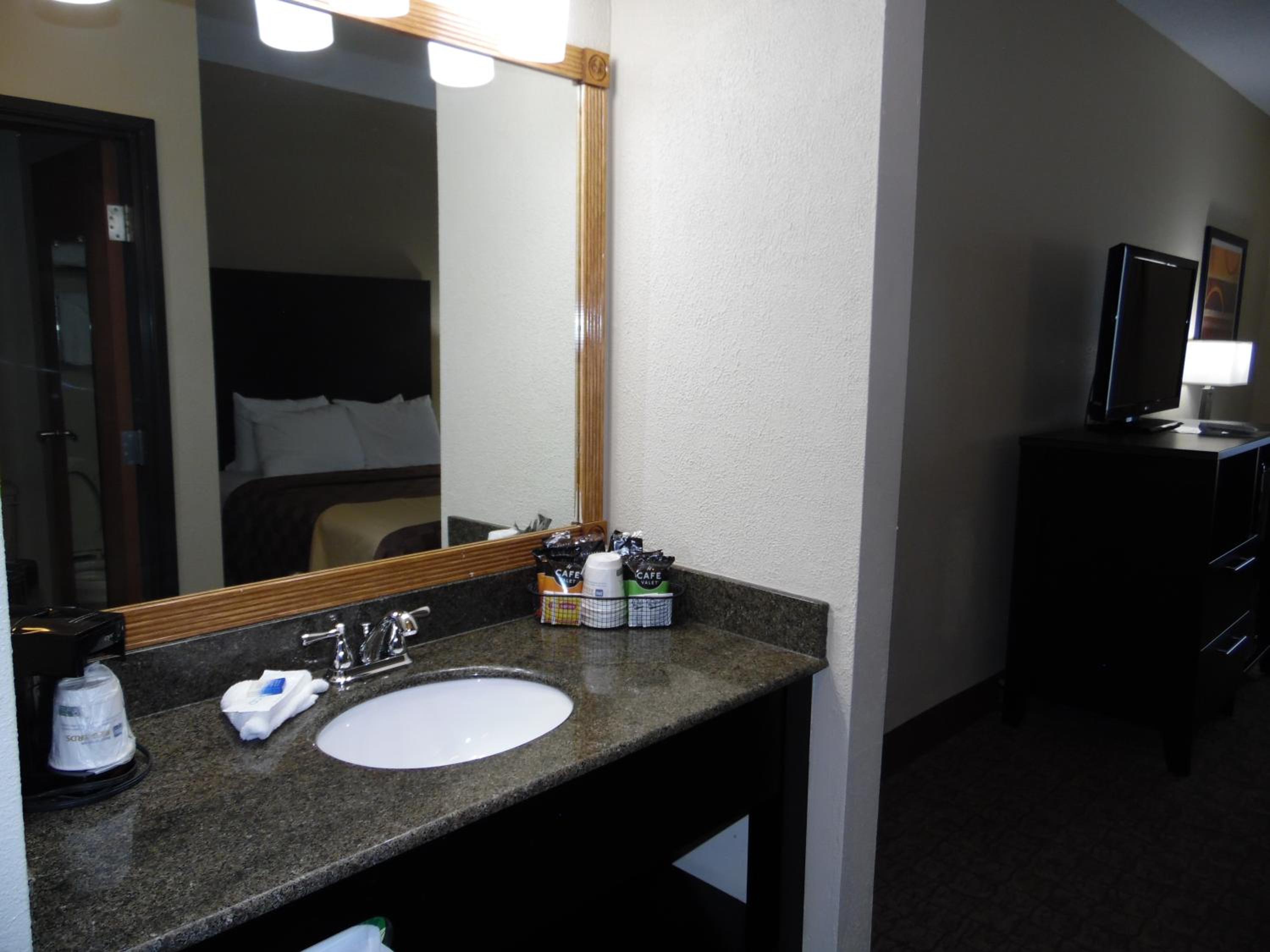 King Room - Non-Smoking - Photo 10