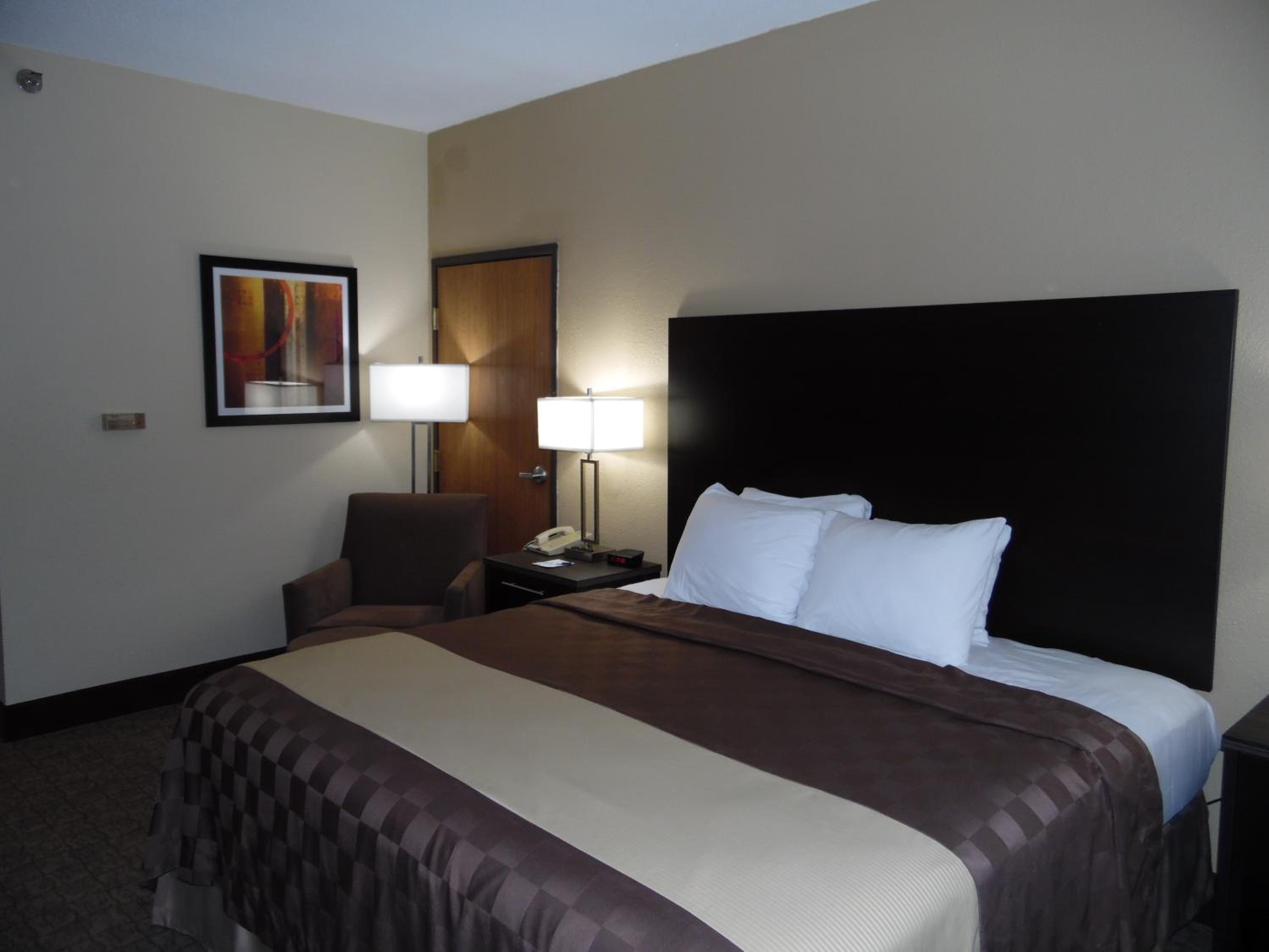 King Room with Bath - Pet Friendly/Mobility Accessible - Photo 3
