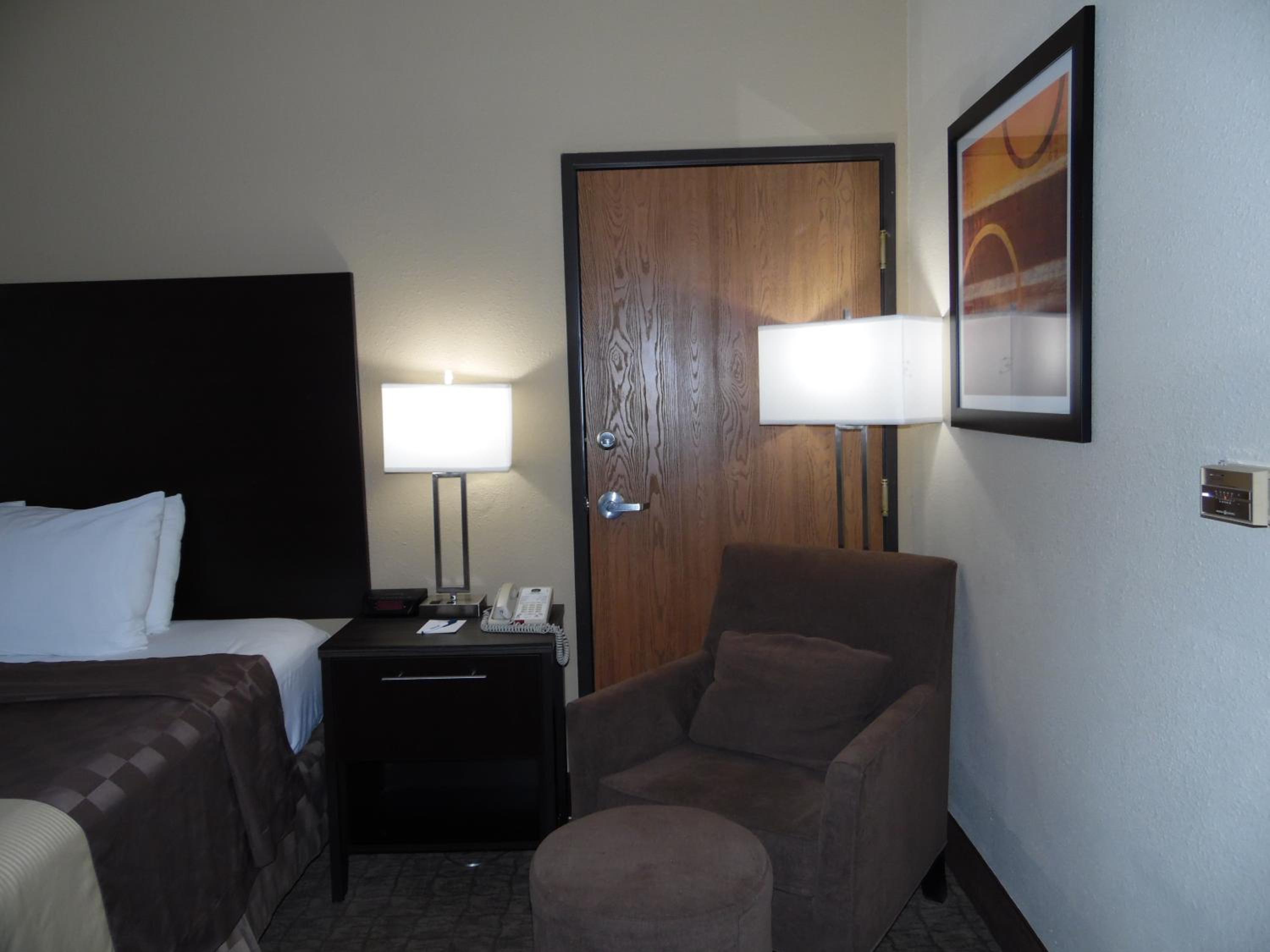 King Room with Bath - Pet Friendly/Mobility Accessible - Photo 7