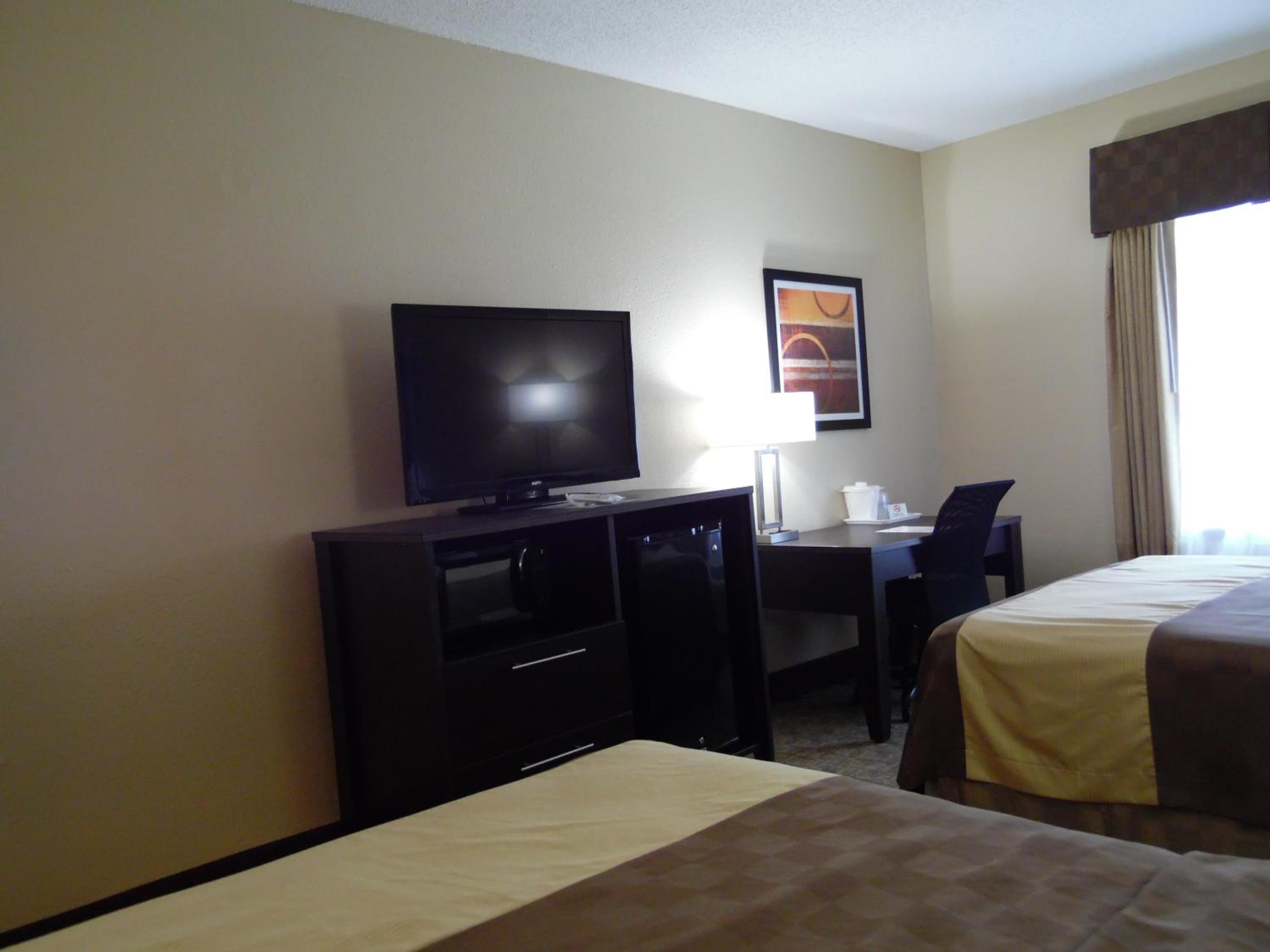 Queen Room with Two Queen Beds - Non-Smoking - Photo 7