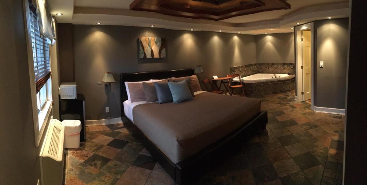Suite with Hot Tub(All guests must be 21 years or older to stay in this room)  - Photo 1