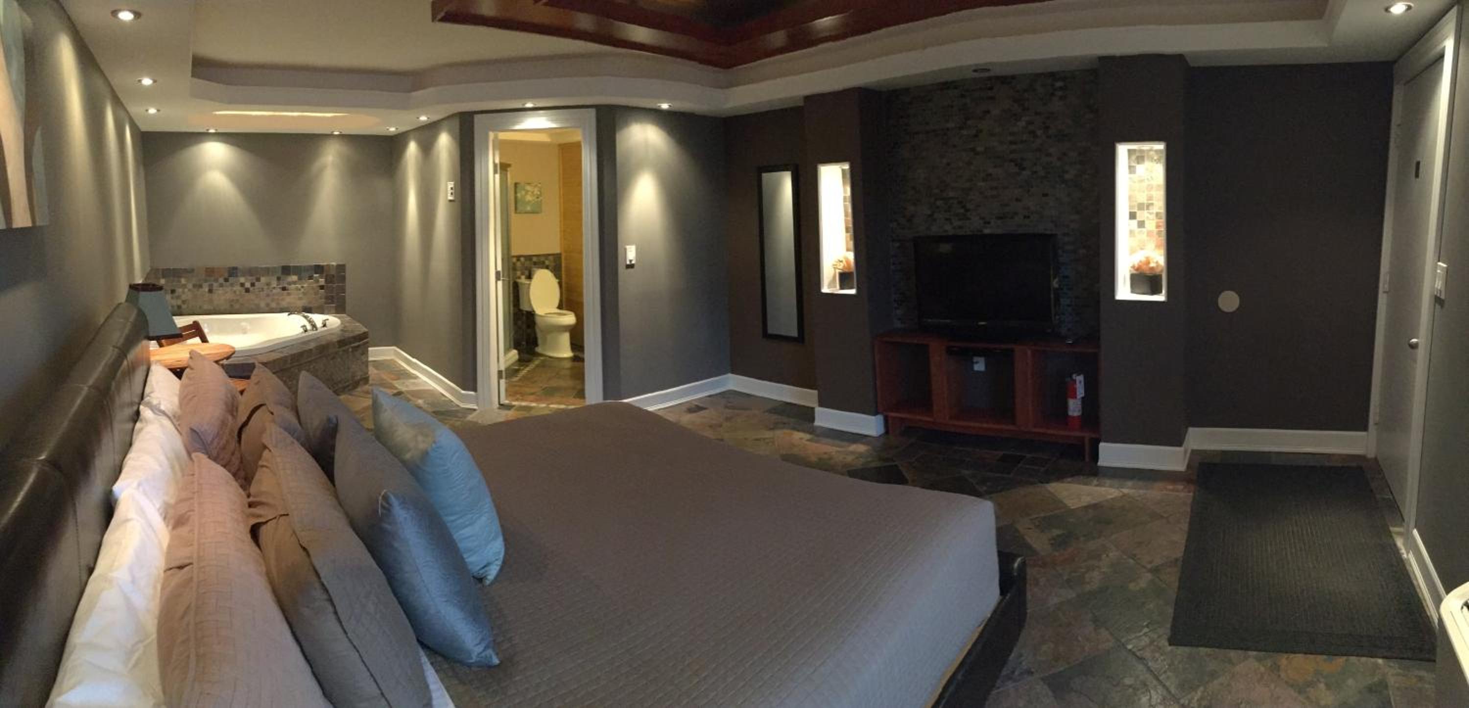 Suite with Hot Tub(All guests must be 21 years or older to stay in this room)  - Photo 2