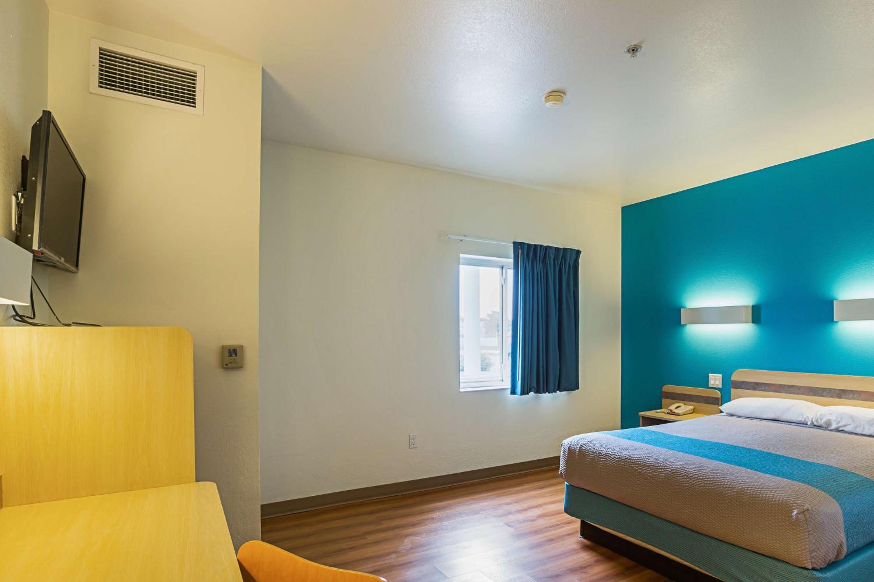 Queen Room - Disability Access - Non-Smoking photo 2