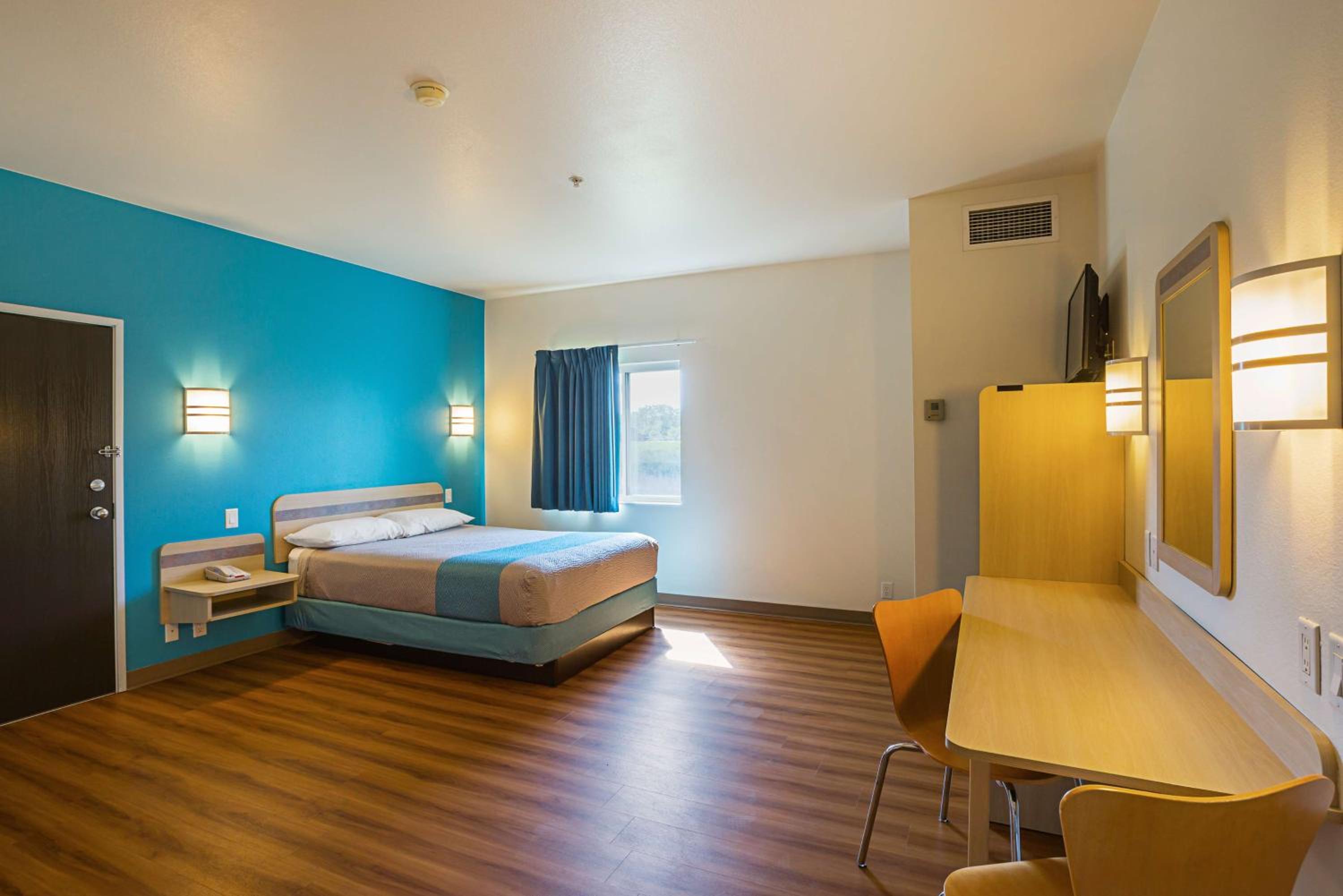 Queen Room - Disability Access - Non-Smoking photo 3