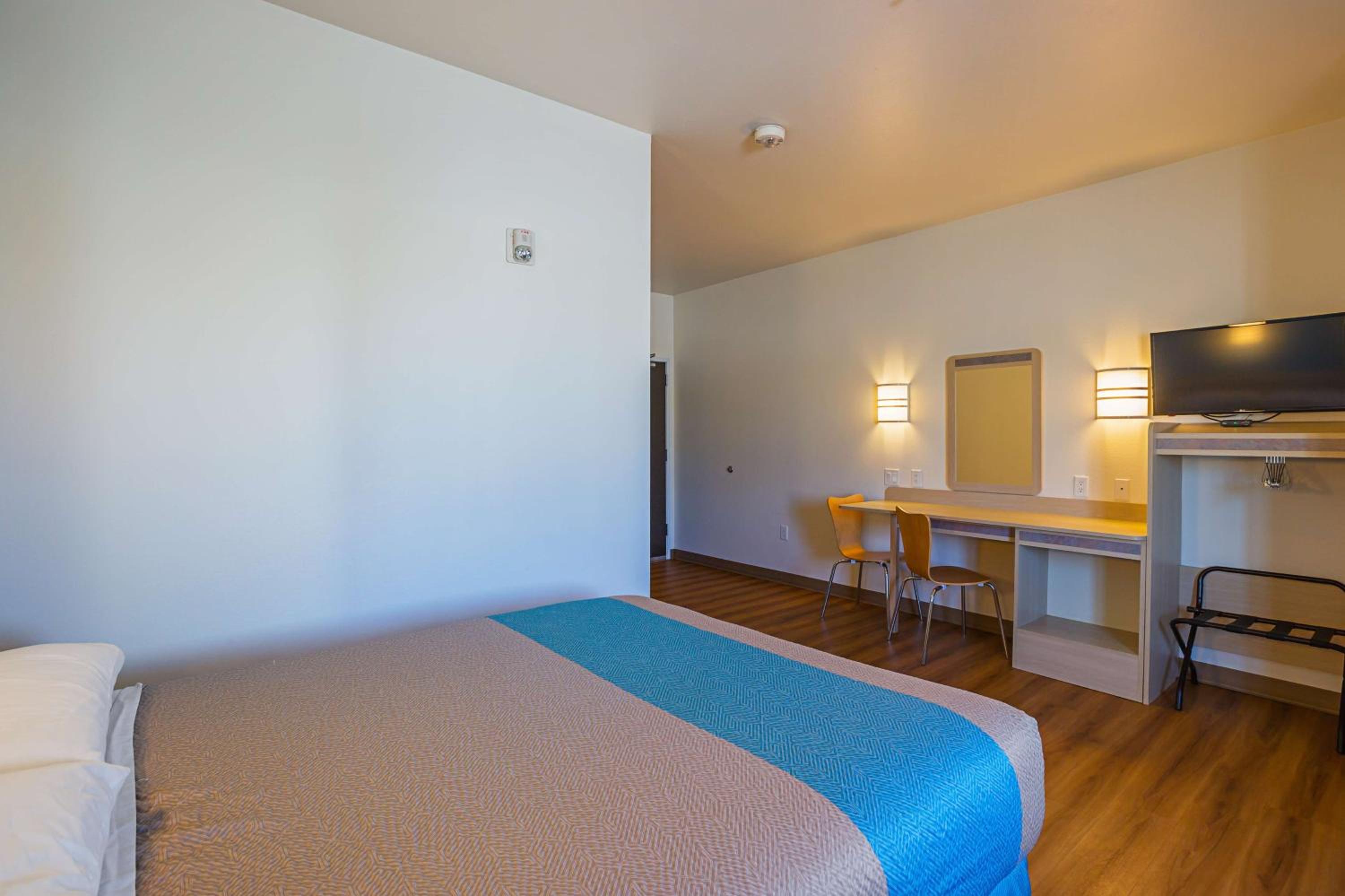 Queen Room - Disability Access - Non-Smoking photo 1