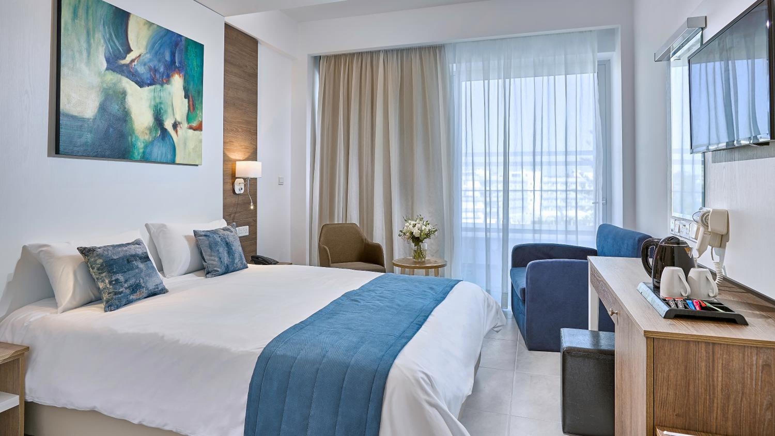 Double or Twin Room with Side Sea View photo 2