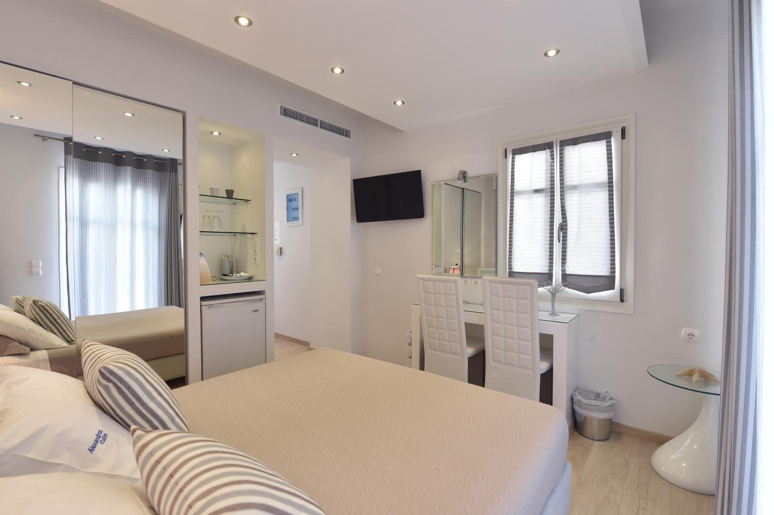 Deluxe Double Room with Spa Bath and Sea View - Photo 3
