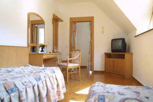 Double or Twin Room - Photo 4
